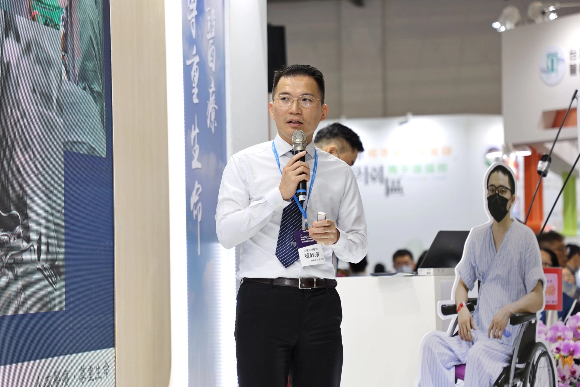 神經外科部主任蔡昇宗,分享阿翰為「自體骨髓間質幹細胞治療脊髓損傷」,由花蓮慈院基因暨幹細胞研製中心進行細胞自產培養並回輸。