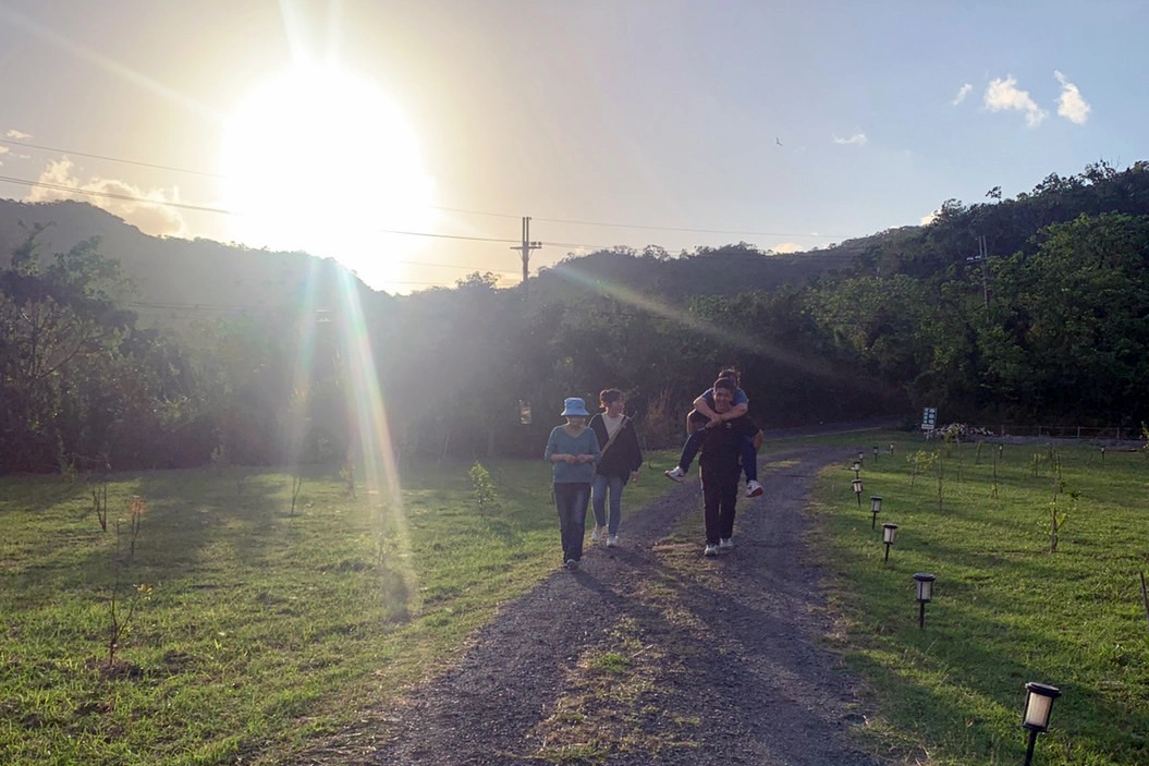 小葉媽媽在登山過程中走累了，小葉主動揹起媽媽，小葉媽媽被孩子的服務行動感動。
