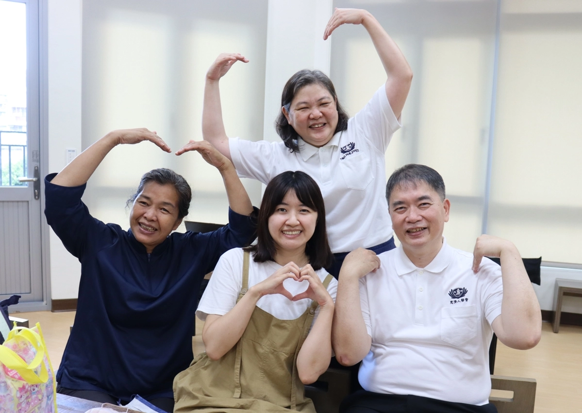 蔡超勇(前右一)得以親自感謝恩人廖柔婷(前右二),他說:「這一份髓緣之情的相遇,讓他擁有了二次生命,非常感動與感恩」。