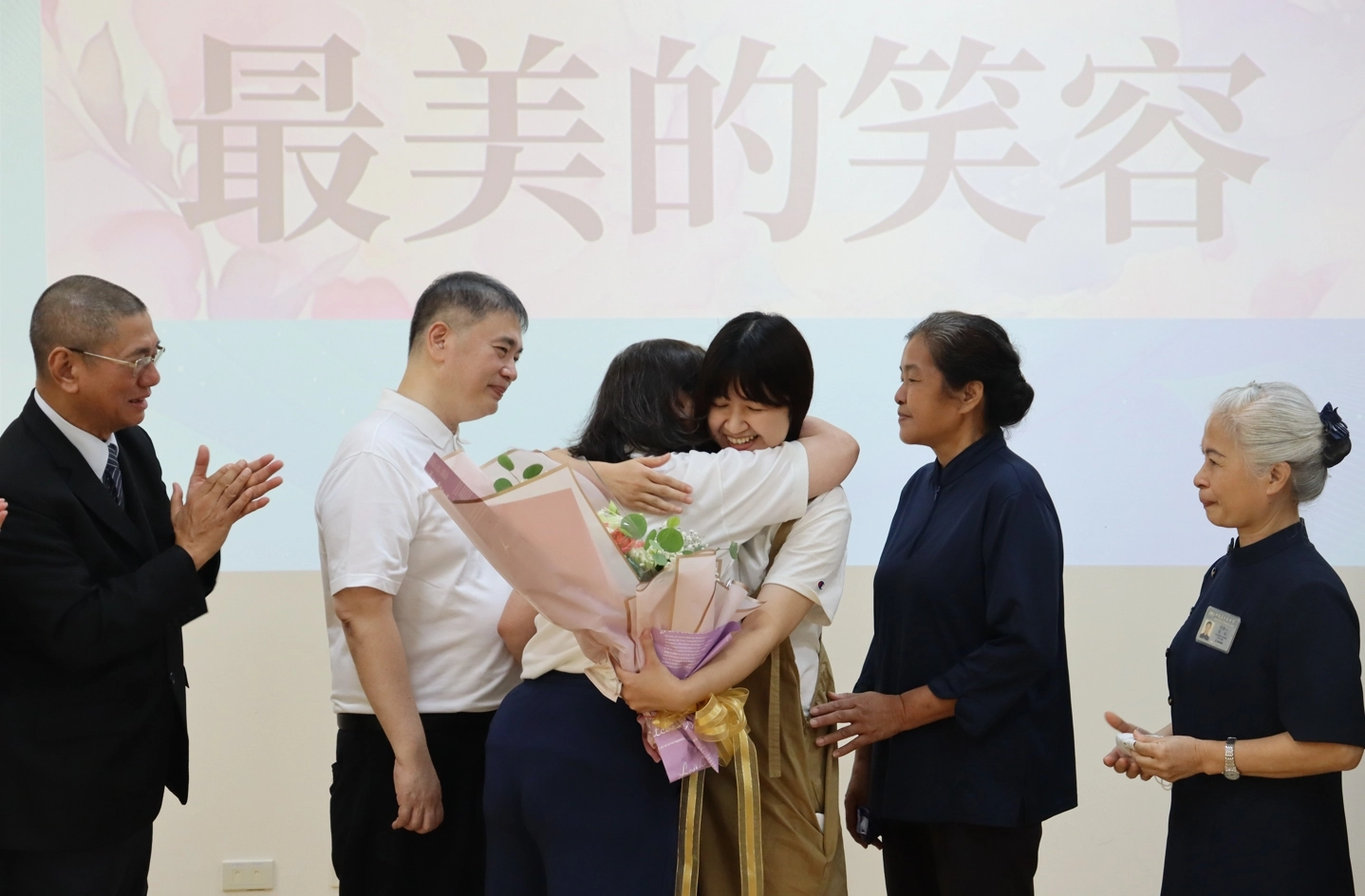 相見歡大家都展現最美的笑容,蔡超勇的太太給予廖柔婷深深的擁抱,感謝她救了全家人。