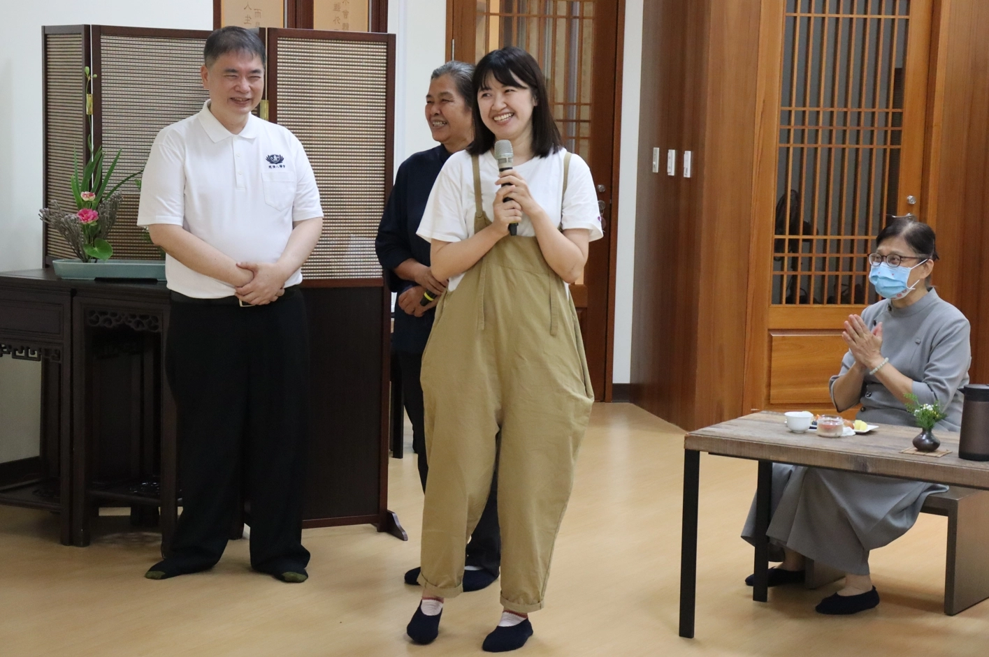 相見歡這天,造血幹細胞捐贈者廖柔婷(前)人如其名,帶著燦爛柔美的笑容與蔡超勇(後左一)見面。