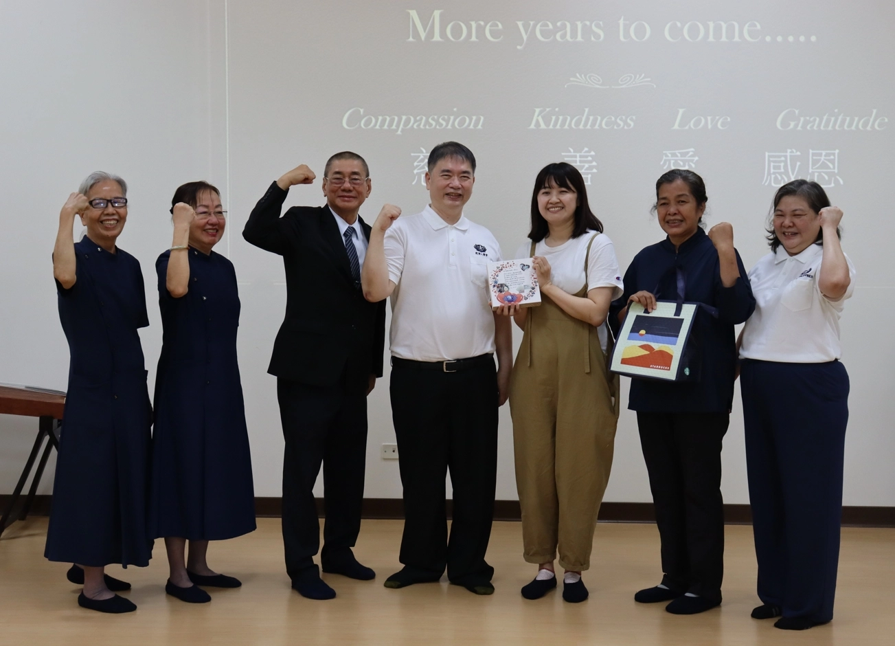 10月1日在臺北市慈濟中正靜思堂,造血幹細胞受贈者蔡超勇(左四)與捐贈者廖柔婷(右三)相見歡。