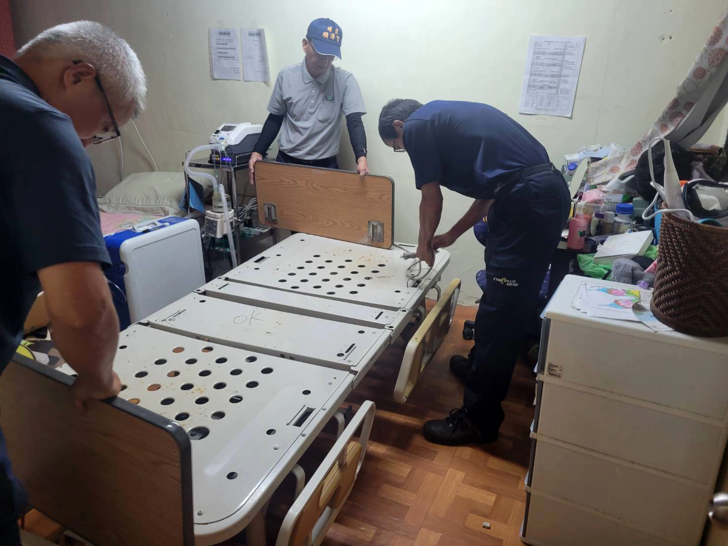 志工親送輔具到偏遠的阿里山鄉,幫助行動不便及卧病在床的照護家庭。