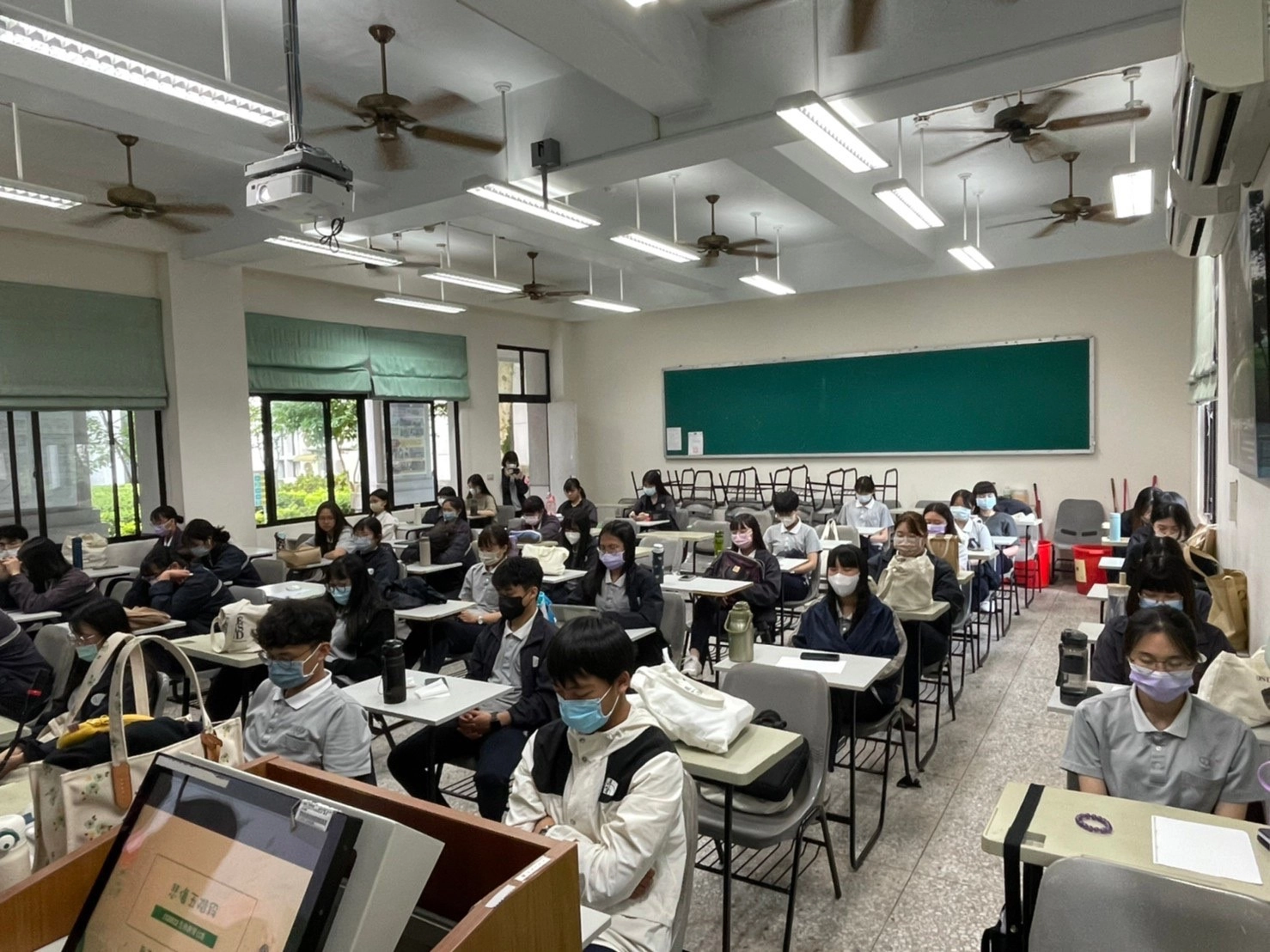 「心靜則寧」學生在課前閉上眼睛,調整呼吸和調整情緒。