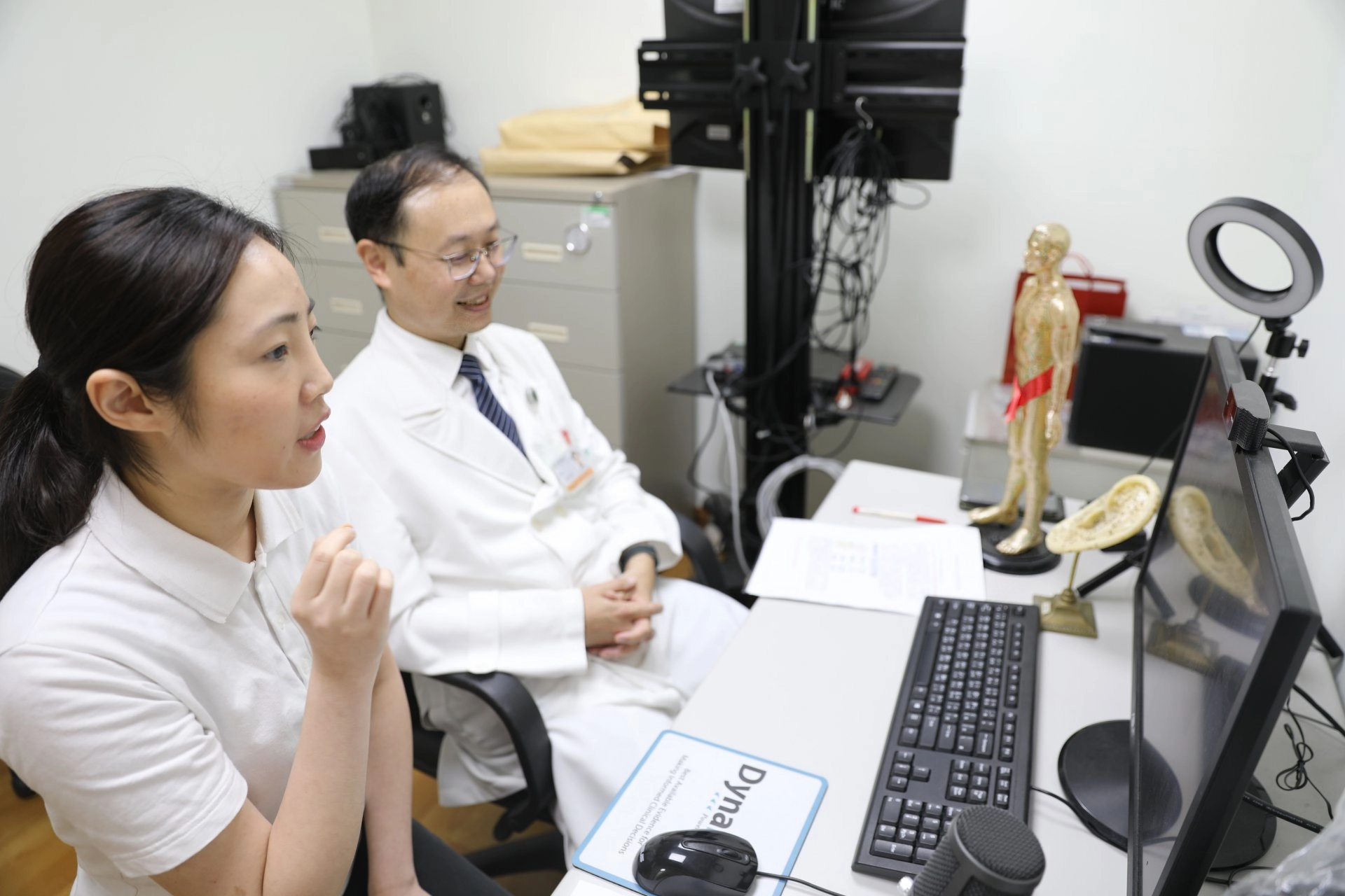 中醫內科主任林經偉以直播分享中醫減重,讓同仁了解中醫減重調理相關注意事項,並鼓勵體重控制困難的同仁,可透過中醫門診介入。