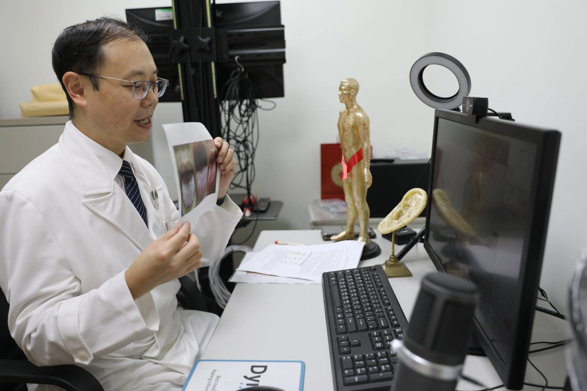 中醫內科主任林經偉以直播分享中醫減重,讓同仁了解中醫減重調理相關注意事項,並鼓勵體重控制困難的同仁,可透過中醫門診介入。