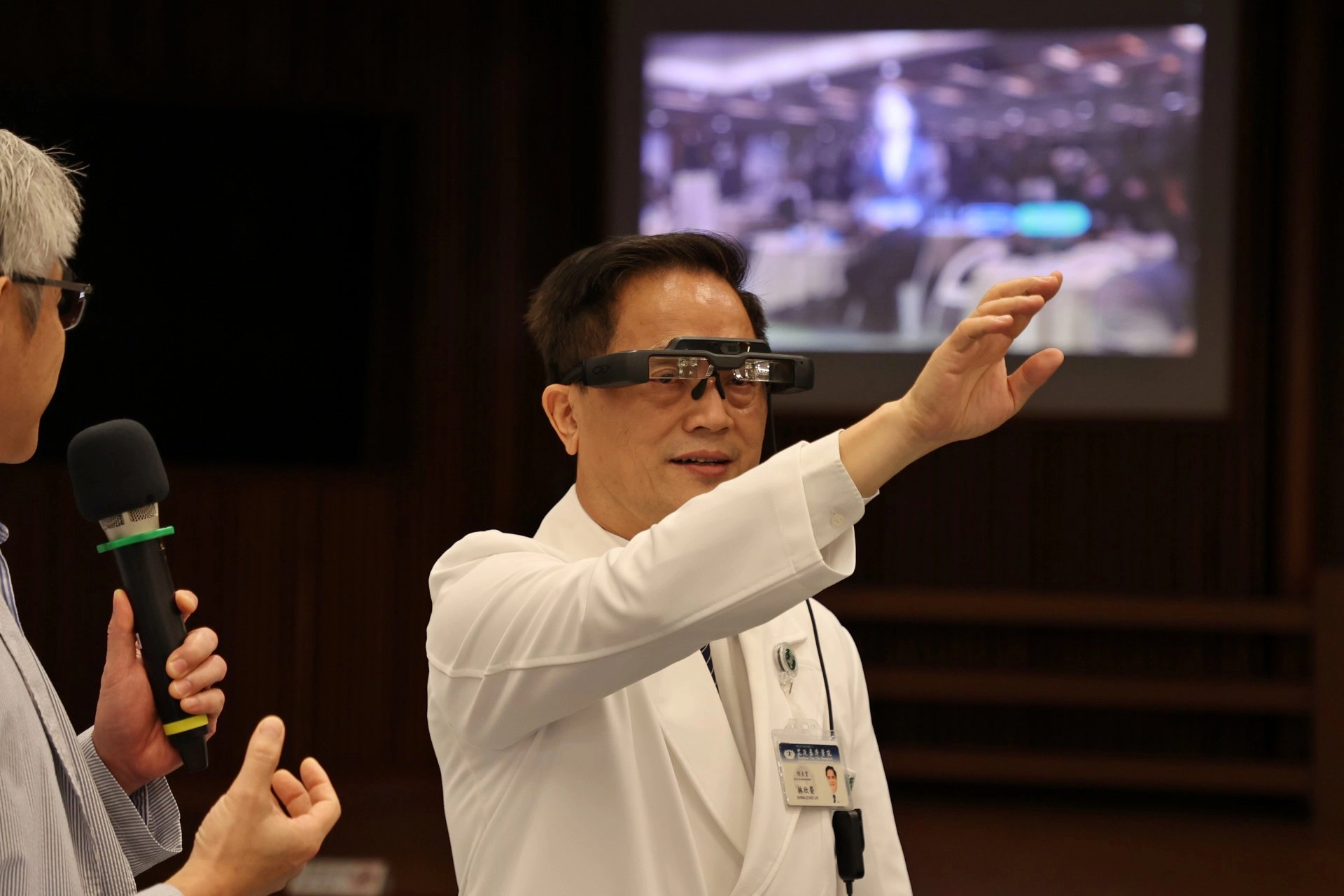 林欣榮院長戴上AR眼鏡,體驗「AR智能解說員」,不僅可以向民眾推廣捐贈造血幹細胞的善舉,並解答相關問題以及釐清可能的疑惑。