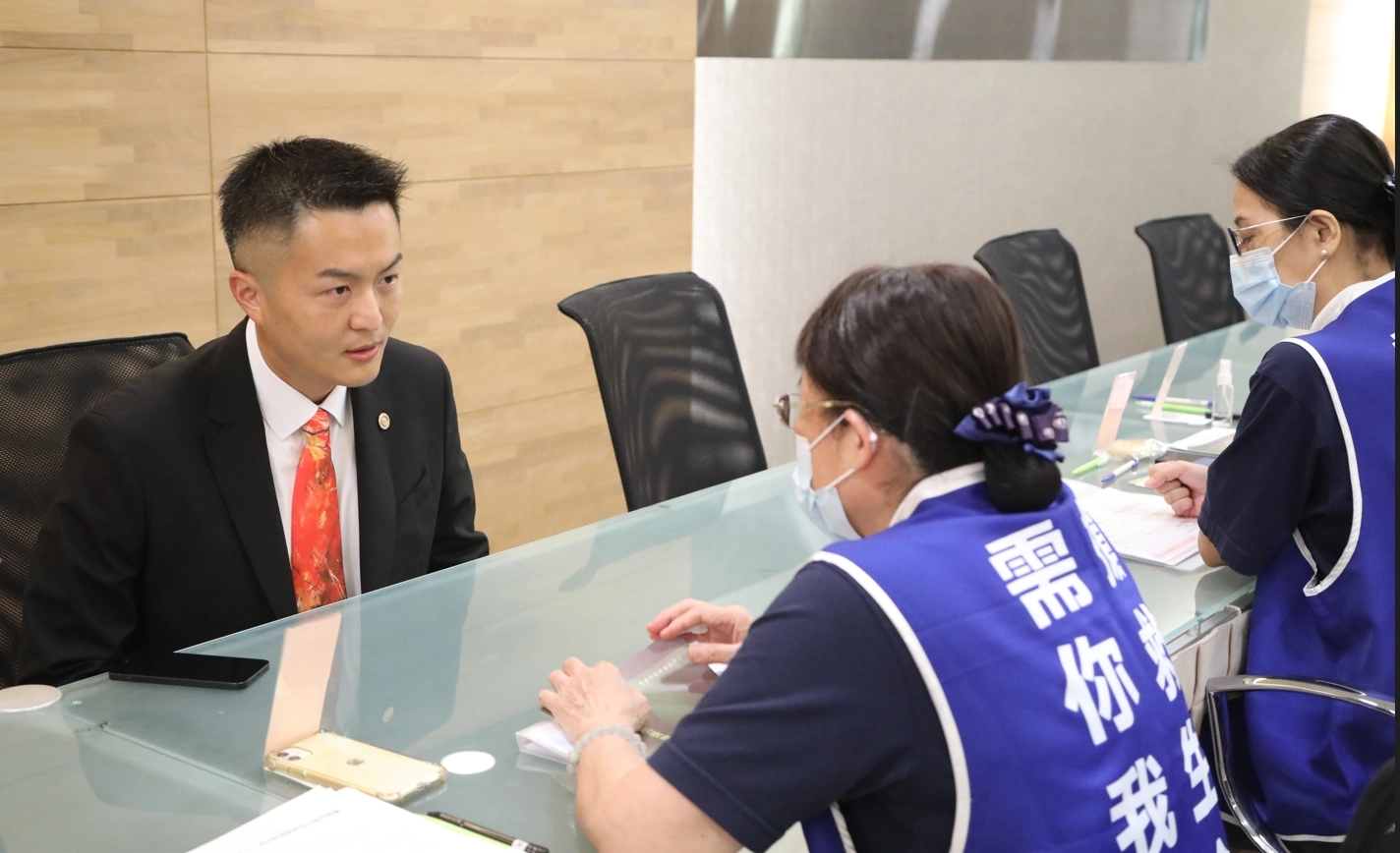 中興扶輪社副社長陳資穆參加驗血建檔,聆聽解說人員詳細說明。