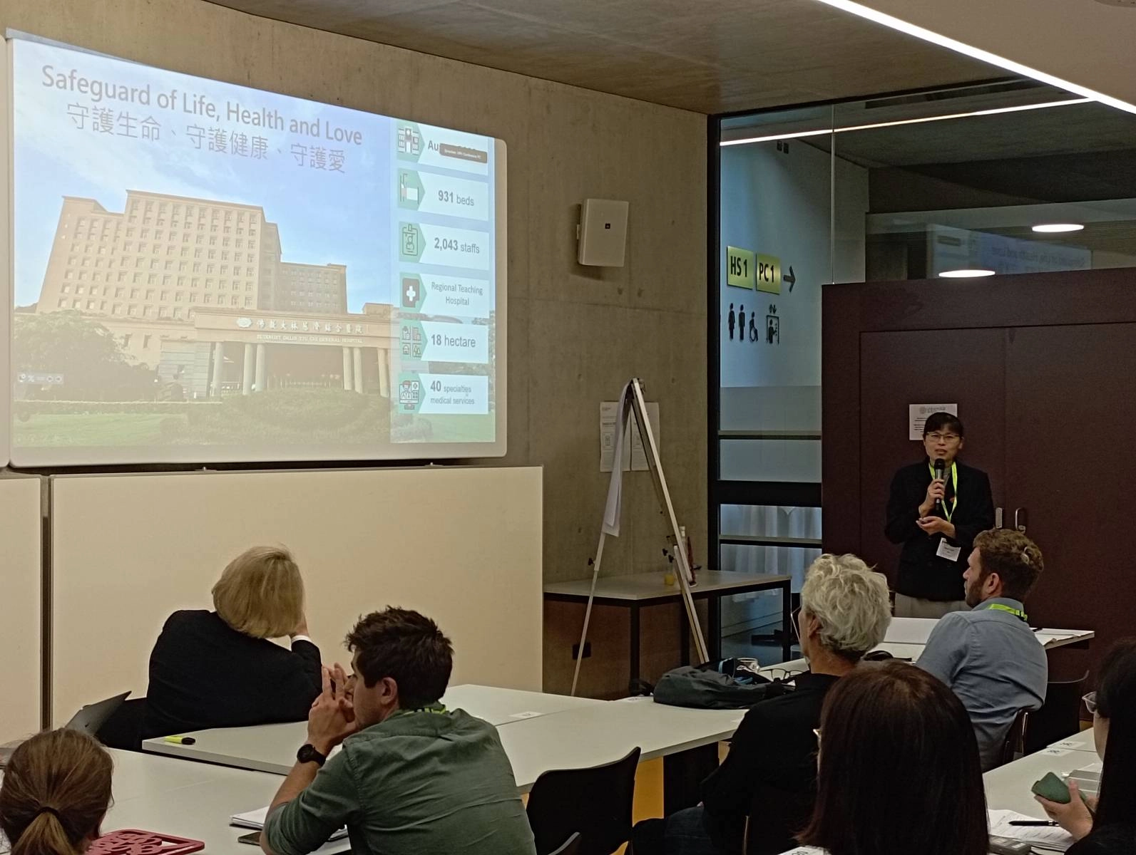 大林慈濟醫院國際醫療中心謝寧惠經理則分享大林慈濟醫院綠成林活動透過App的方式,紀錄同仁個人日常環保行為與綠生活實踐,也分享目前持續進行院內溫室氣體盤查的工作,以了解碳排量及來源,以制定適切的行動方案,並邀請各機構一同加入Race to Zero淨零碳排行列