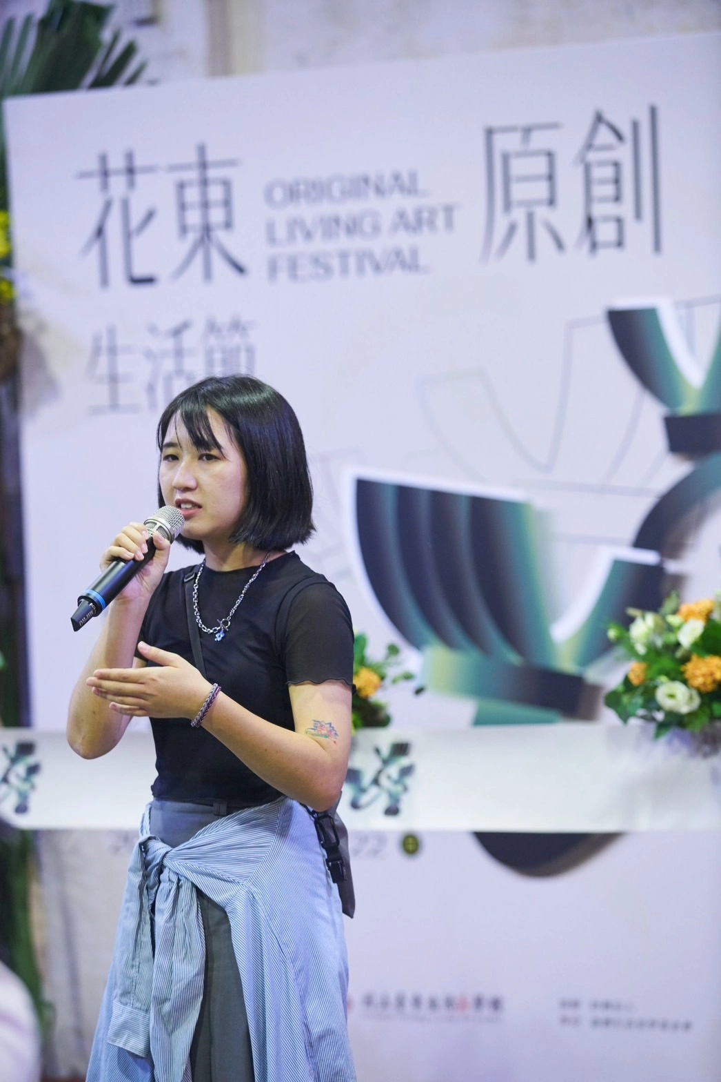 策展人林佩儒以排灣語稱呼「手工精細之人」的Pulima,說明主題「被宇宙擁抱的普利瑪」策展理念
