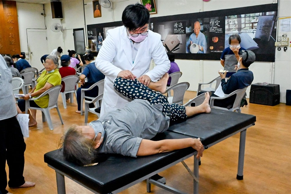 六月十五日潭子環保站的義診活動上,台中慈院陳相如中醫師前來為環保志工診治,同時也引入專業健身教練團隊帶領肌耐力課程,將健身、中醫結合,守護志工菩薩的健康。