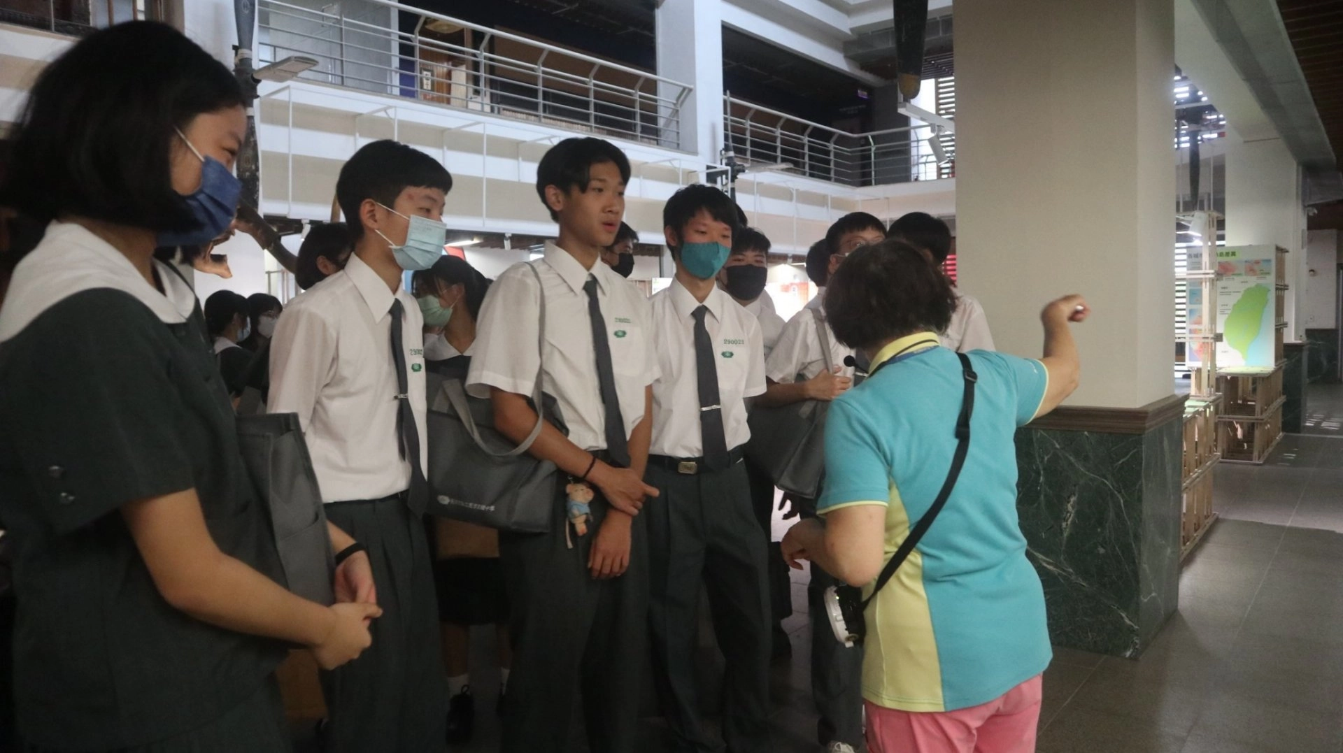 參訪綠色魔法學校內部,聽導覽志工介紹採自然通風設計的大型國際會議廳--崇華廳。