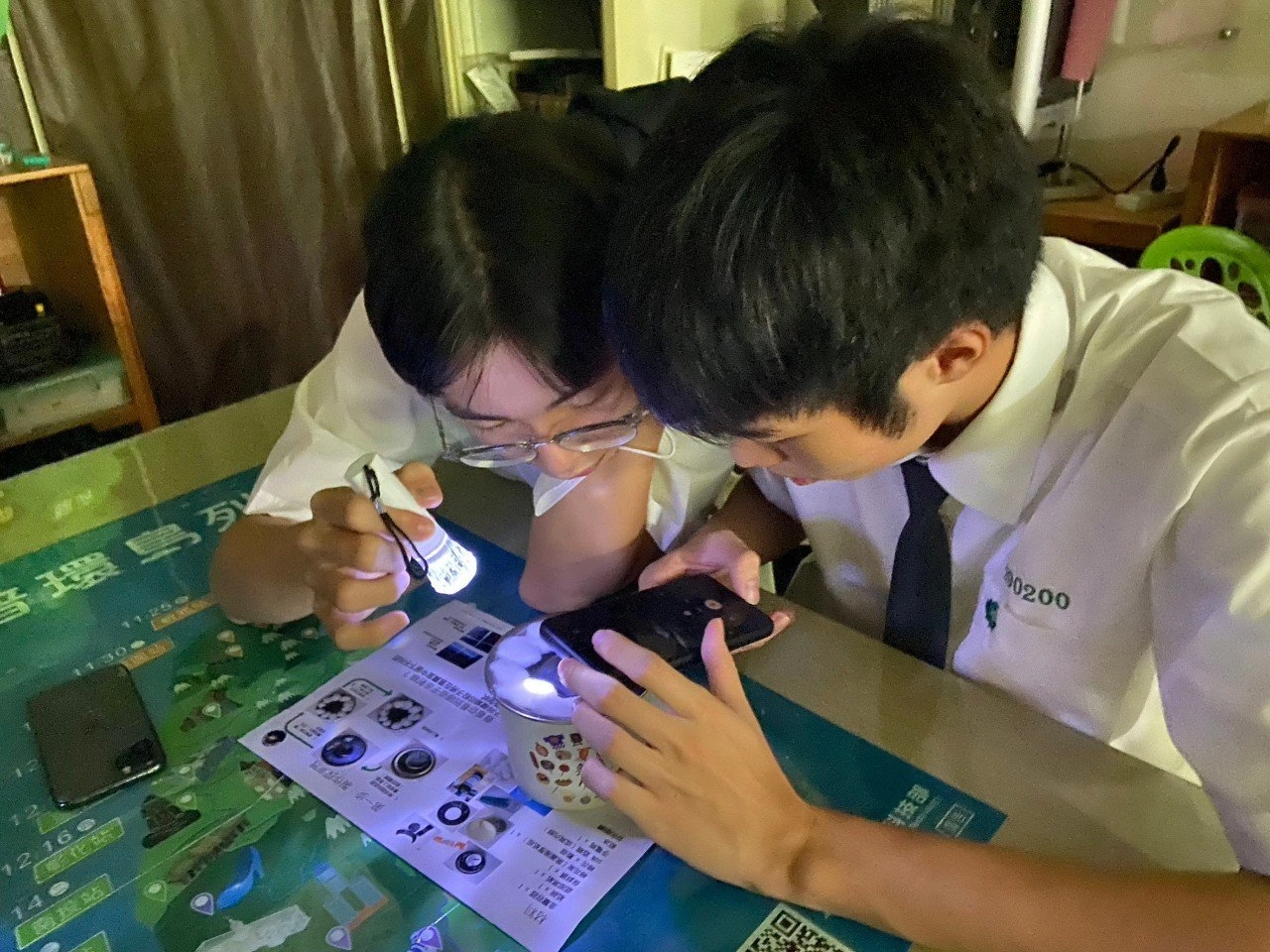 在物理系教授與助教的協助下,學生運用簡易的器材,自製雲霧室觀察宇宙射線。