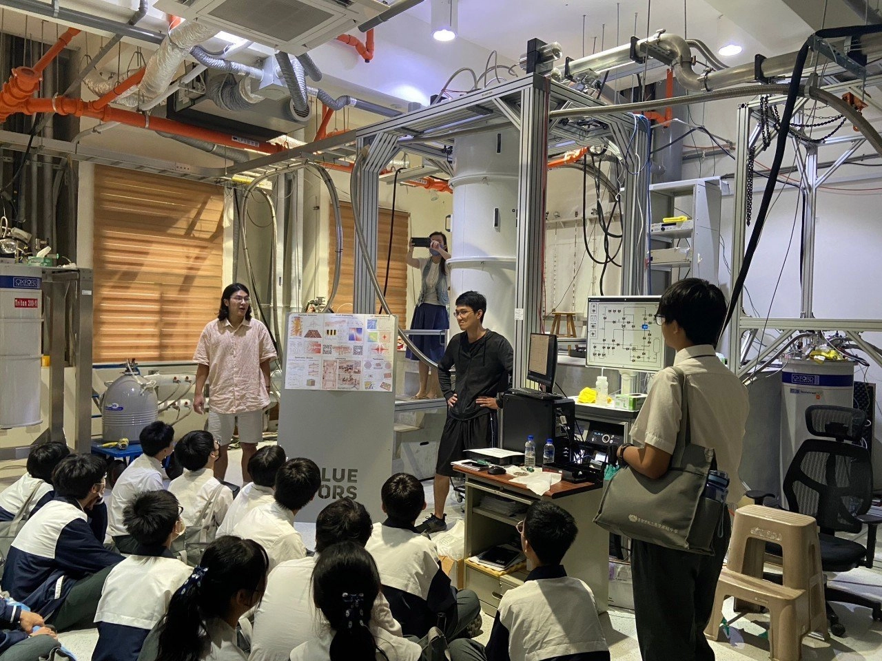研究員導覽全台首座量子元件冷卻系統,這套系統可以使溫度降低到接近絕對零度。