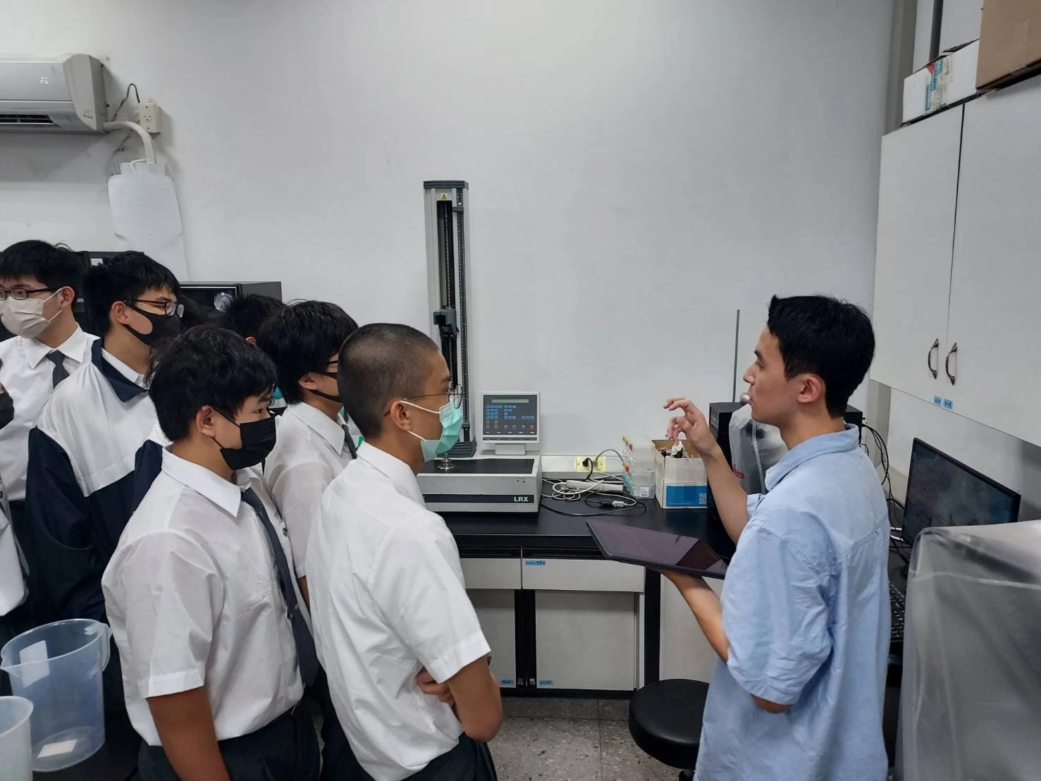 學生們滿懷驚奇進入生物醫學工程學系實驗室,聆聽碩博士生介紹各類設備器材與研究項目。