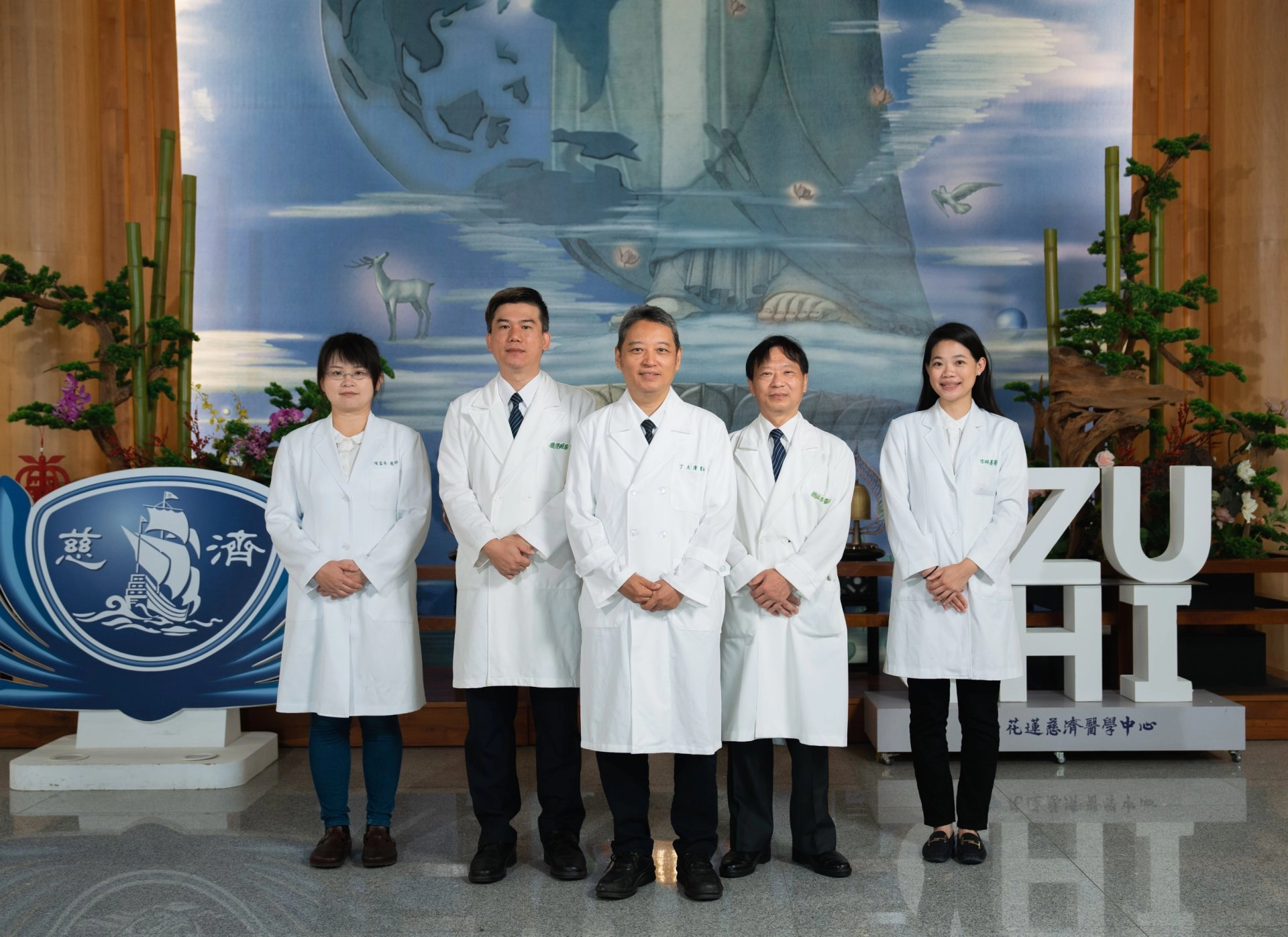 花蓮慈院婦產部團隊,目前有丁大清主任(中)、魏佑吉(右二)、龐渂醛(左二)、李佩蓁(右一)、陳盈希(左一)等五位醫師,可以為女性民眾提供標靶音波刀的治療。