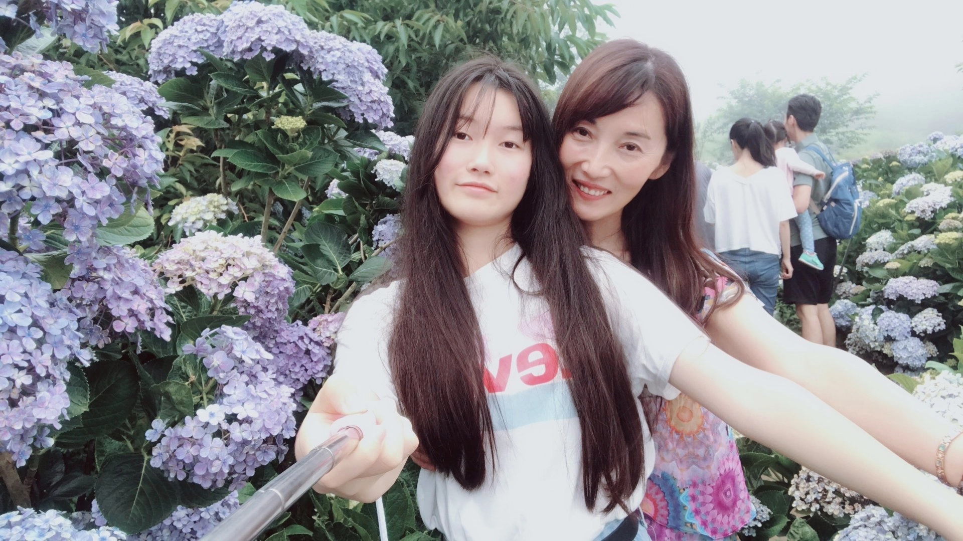 段榮(右)鼓勵從小在中國大陸生長的女兒(左),來到臺灣要勇敢「做自己」,在成長過程中女兒實踐了「逐夢踏實」的精神,毛遂自薦地當上了學習委員和班長,甚至競選上學校的司儀。