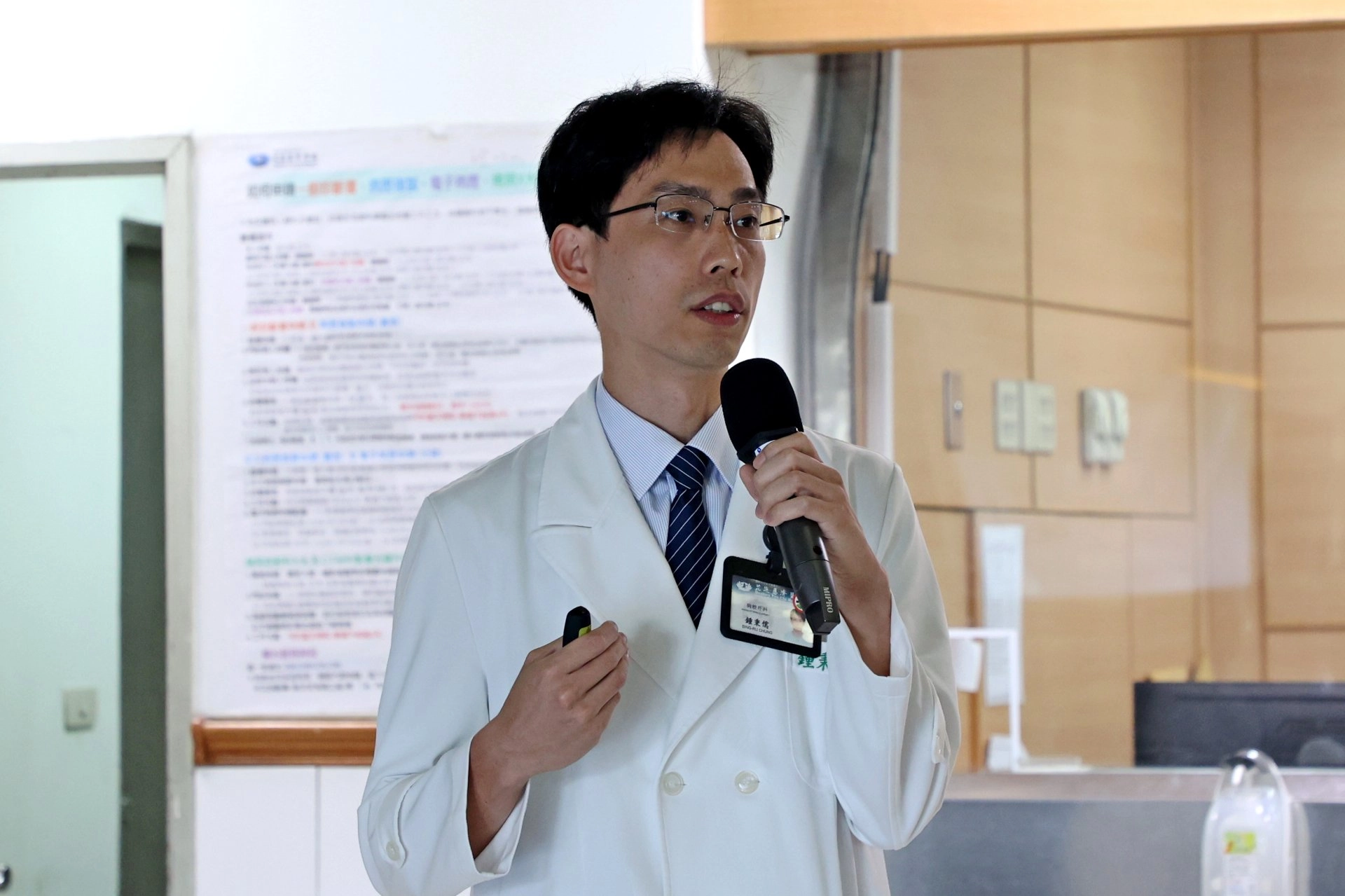 胸腔外科鍾秉儒醫師表示,以「麻醉不插管」方式進行胸腔手術,能免除多種麻醉藥物的使用以及侵入性的導管,並解決喉部可能因氣管內管受損以及因插管帶來的併發症的問題。