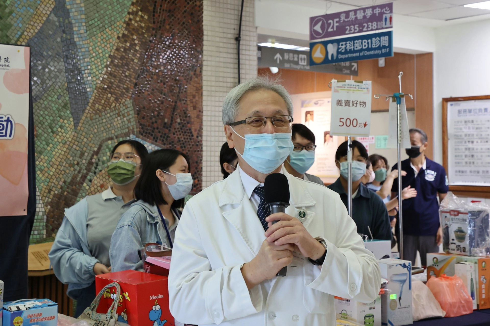 花蓮慈濟醫院響應世界安寧日,12日上午在醫院大廳舉辦,緩和醫學中心主任王英偉教授早上全院學術演講。