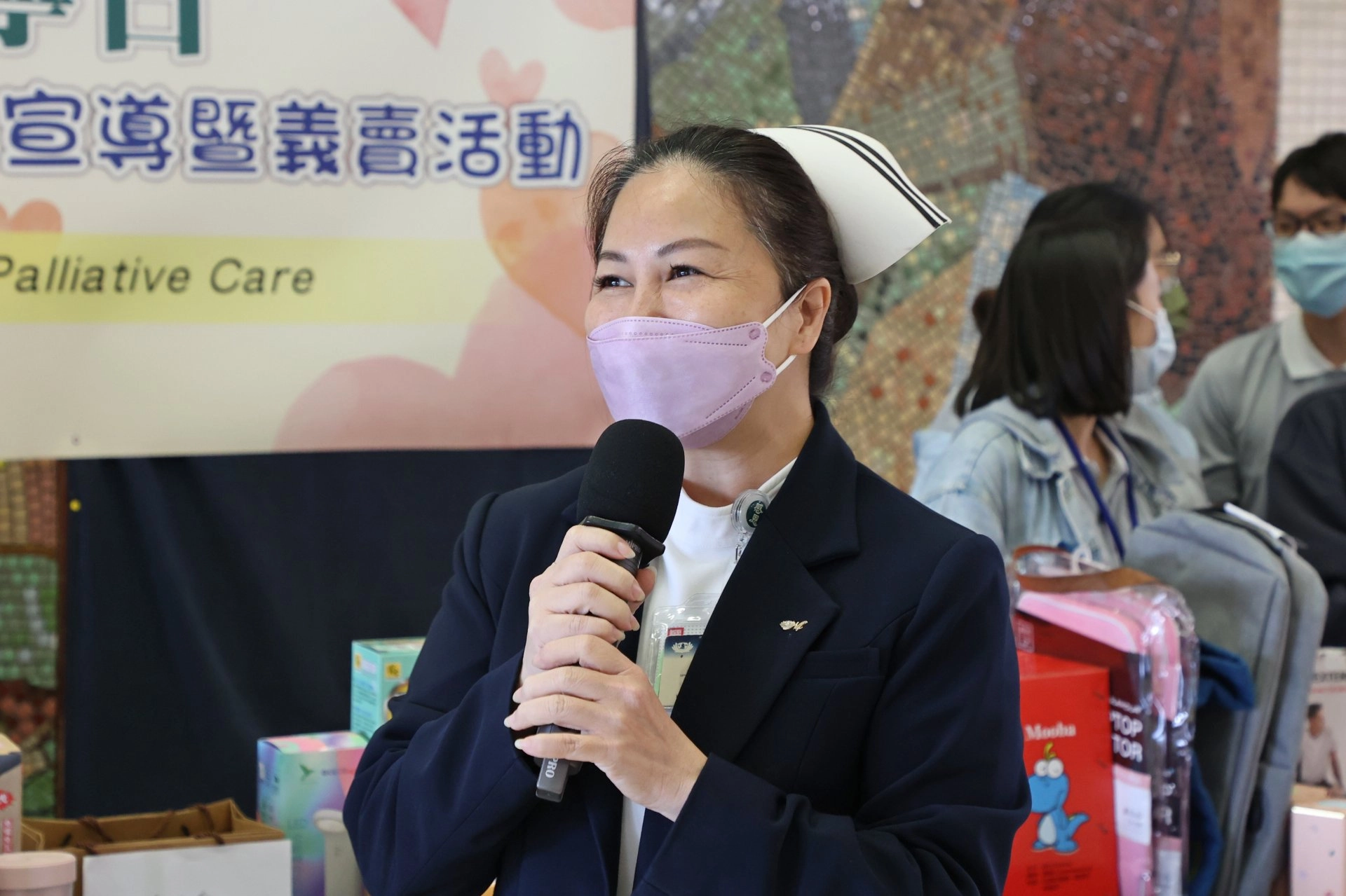 護理部主任鍾惠君表示,希望透過大家的愛心,協助每一個病人在生命到達終點之前能安詳的面對,這也是社區關懷非常重要目的。