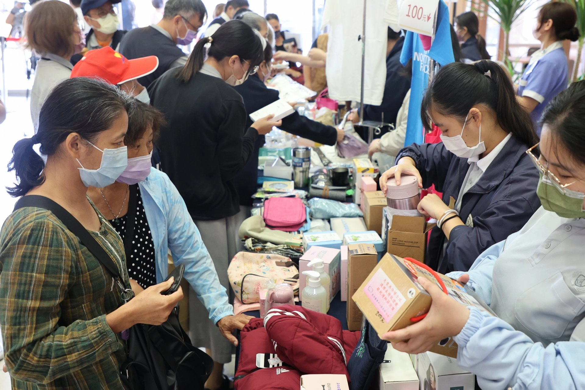 12日上午在花蓮慈濟醫院大廳舉辦民眾宣導與義賣活動,為心蓮病房(安寧病房)的心蓮旅行社募心募愛,募集基金幫助末期病人圓滿最後心願。