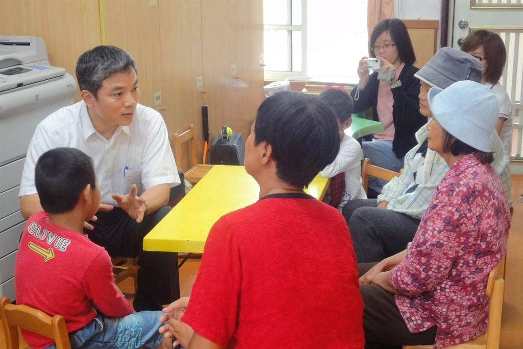 花蓮慈濟醫院兒童發展復健中心團隊走出醫院深入偏鄉社區,替當地孩子進行評估義診及衛教宣導。