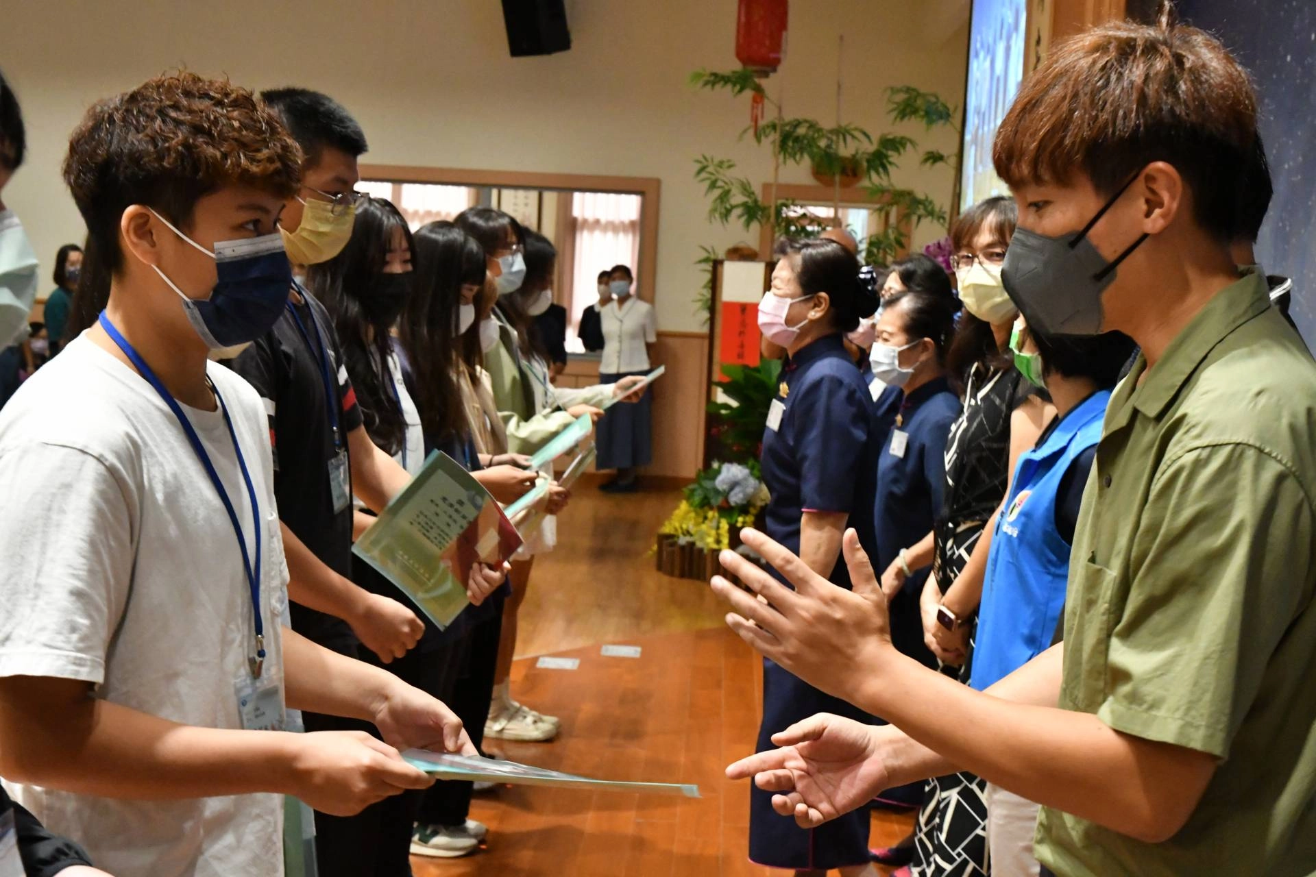 苗栗慈濟10月14日在慈濟苗栗園區舉辦新芽獎學金頒獎典禮,安同學(左一)獲獎。