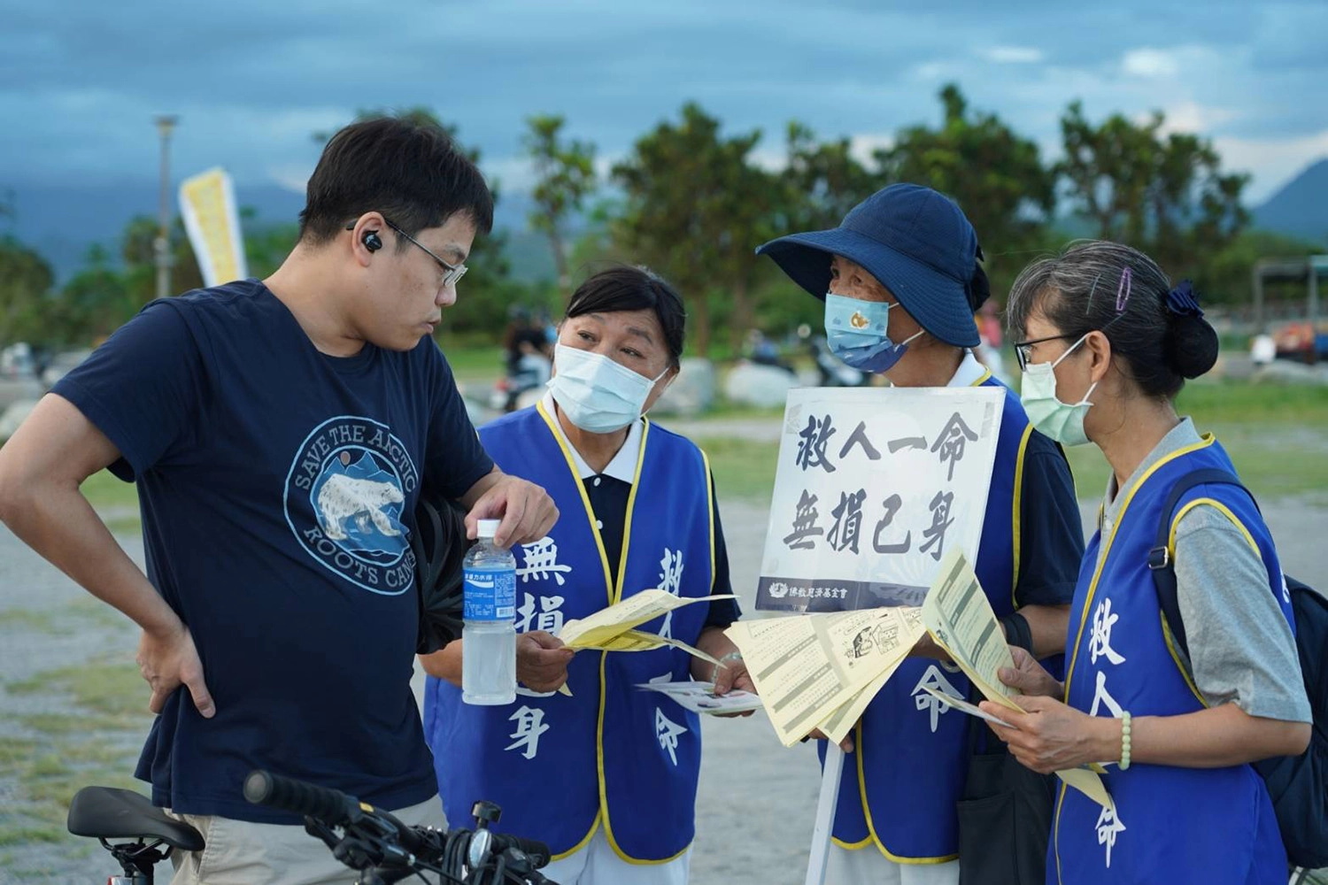 慈濟志工在活動前幾天,分別前往臺東國際地標(海濱公園)、國立臺東大學,海巡署東部分署及台東四維夜市等地進行宣導。