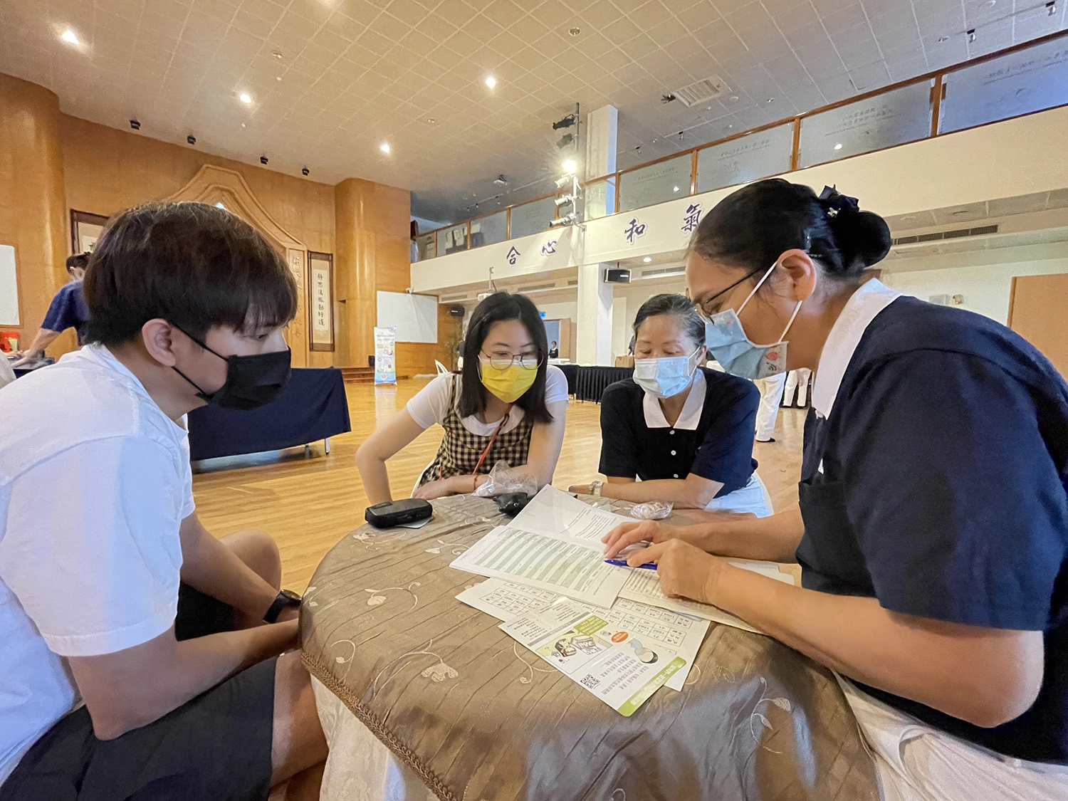 活動中吸引許多青年朋友,也有帶著小孩的年輕爸媽熱烈響應。