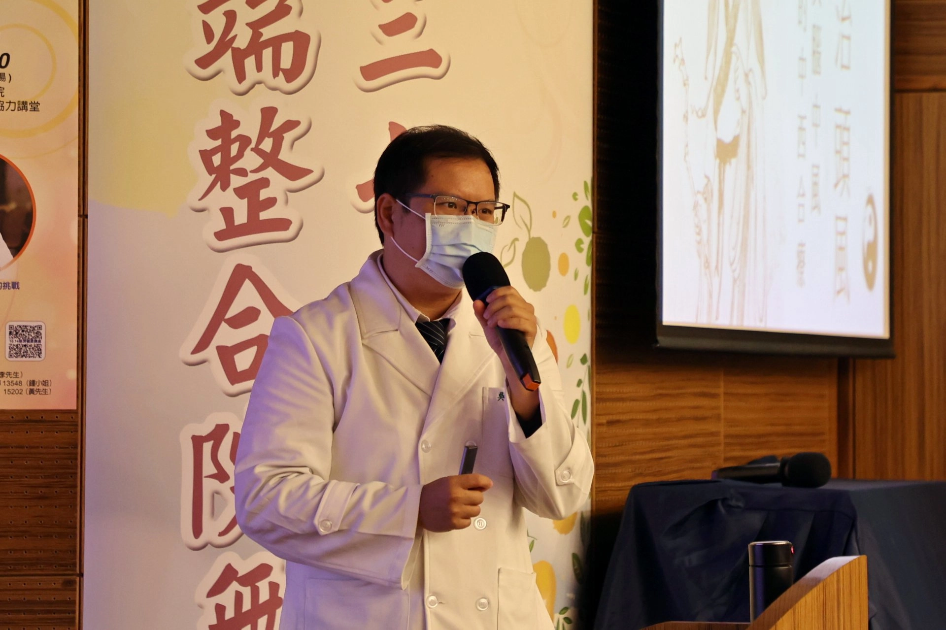 吳立工醫師分享花蓮慈院中醫在大範圍腦梗塞中風的患者中風區域的頭皮上施針,並利用位在手指末梢的井穴放血以急救開竅醒腦,成功助病人好轉。