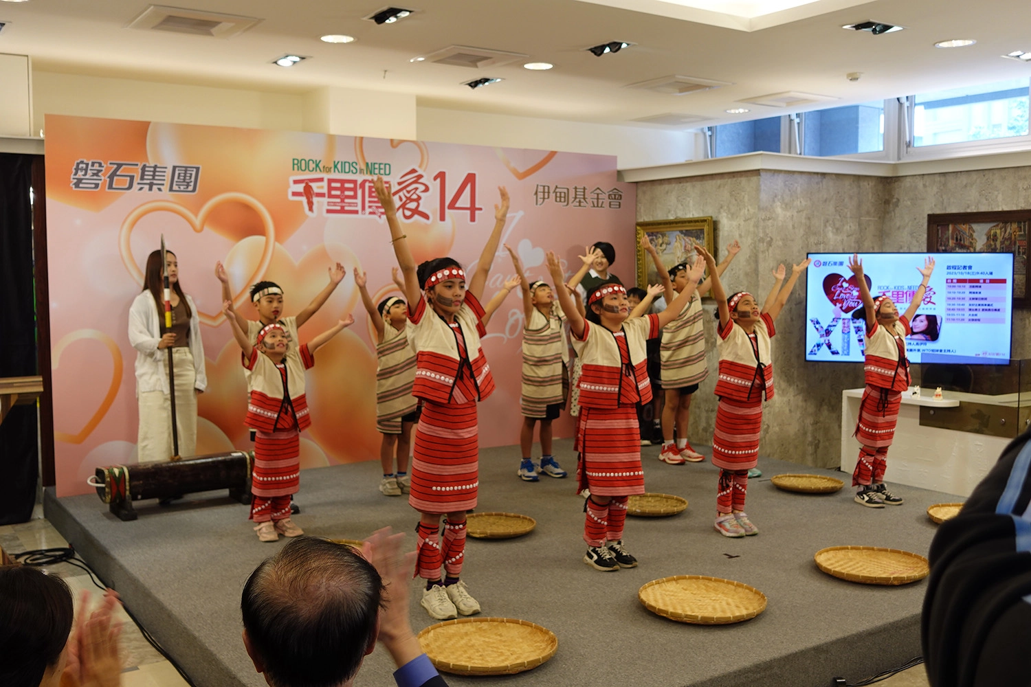宜蘭四季國小英士分校的學生們,透過精彩的原住民舞蹈,為即將出發的騎士們獻上祝福。