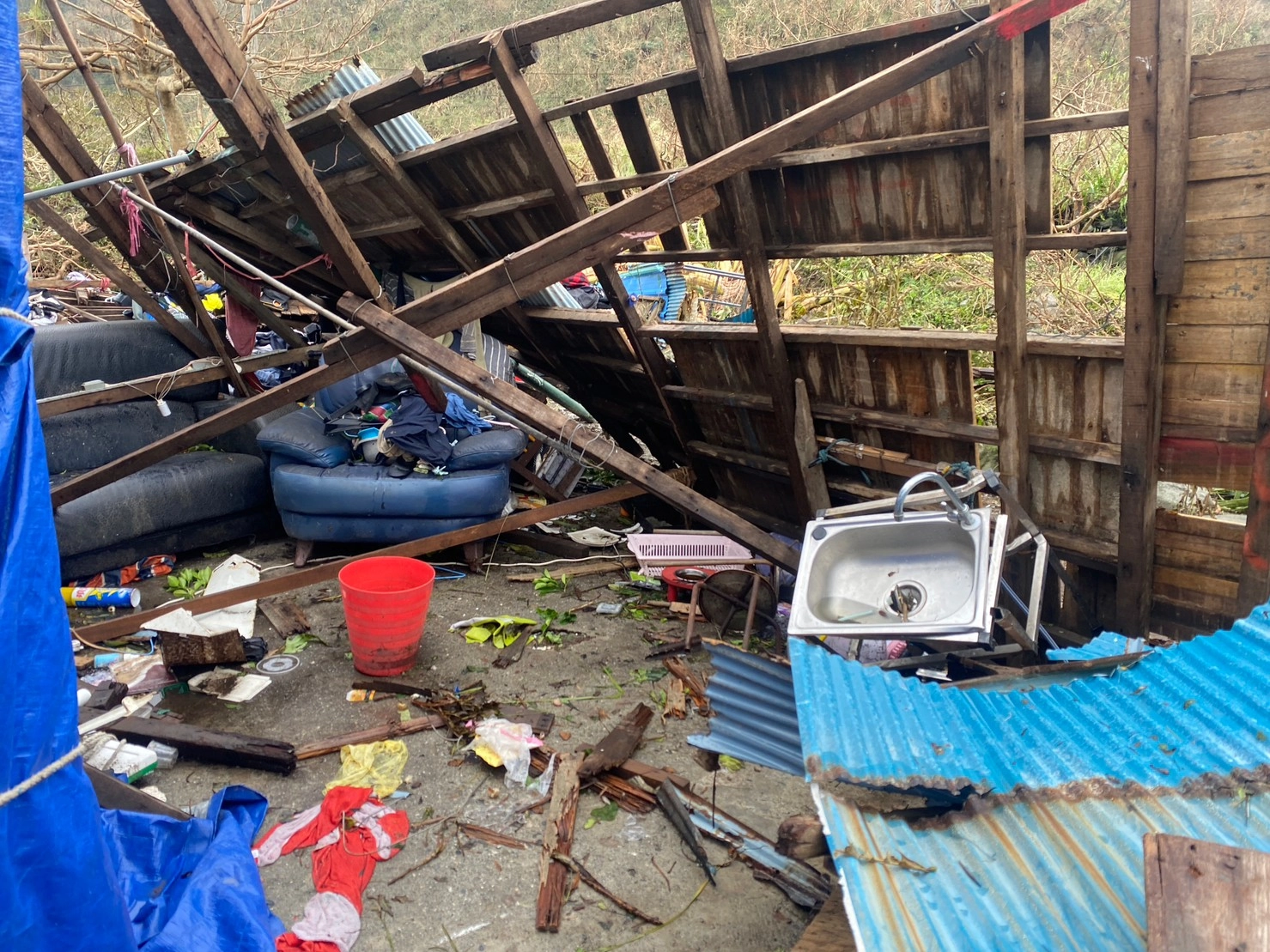 小犬重創蘭嶼,近百房屋遭毀,台灣世界展望會呼籲民眾響應「蘭嶼小犬風災重建」(台灣世界展望會提供)