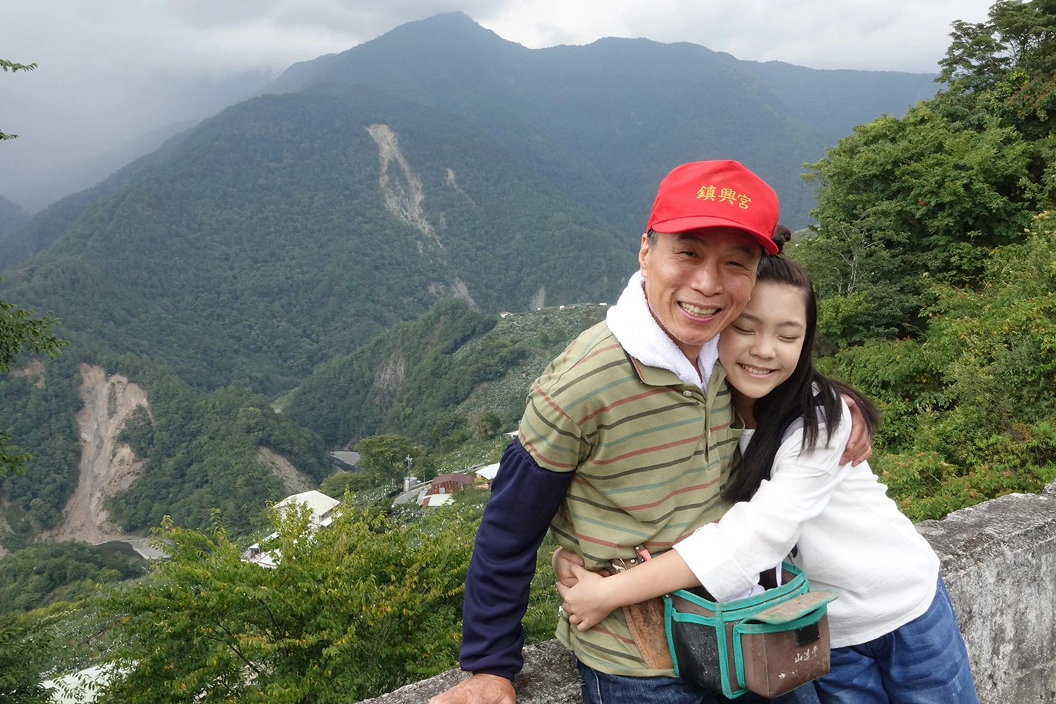 李天柱(中)育有一女,想到女兒只有甜。謝欣諭(右)拍攝等一個人與李天柱飾演父女。