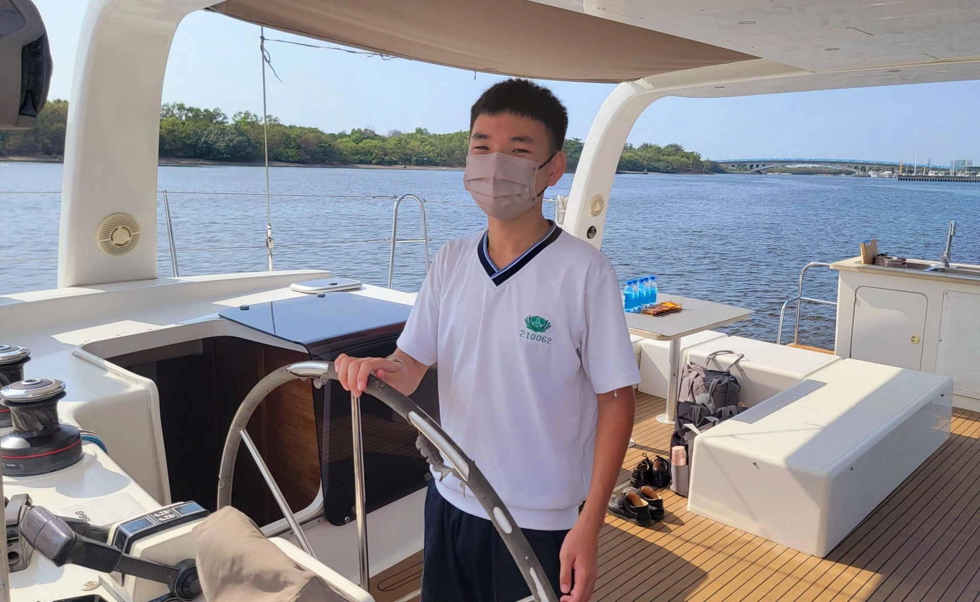 在雙體帆船上體驗如何掌舵、控制船速、方向及認識駕駛儀器,獲得許多珍貴的航海知識