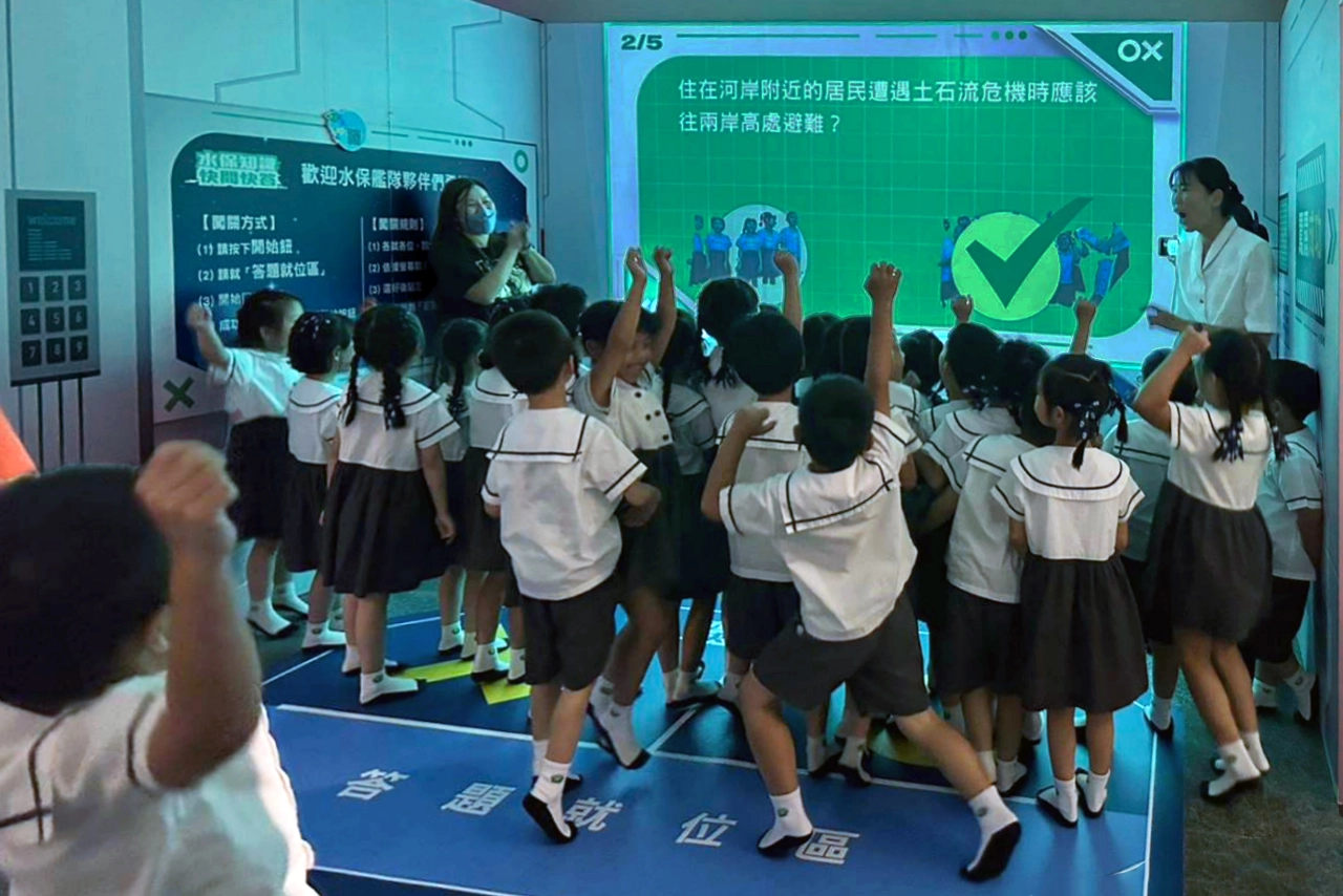 「機智水保酷學堂」以水保艦隊成軍出擊的概念,虛實整合水保相關教材與教具,以推廣水土保持及深化土石流防災知能。