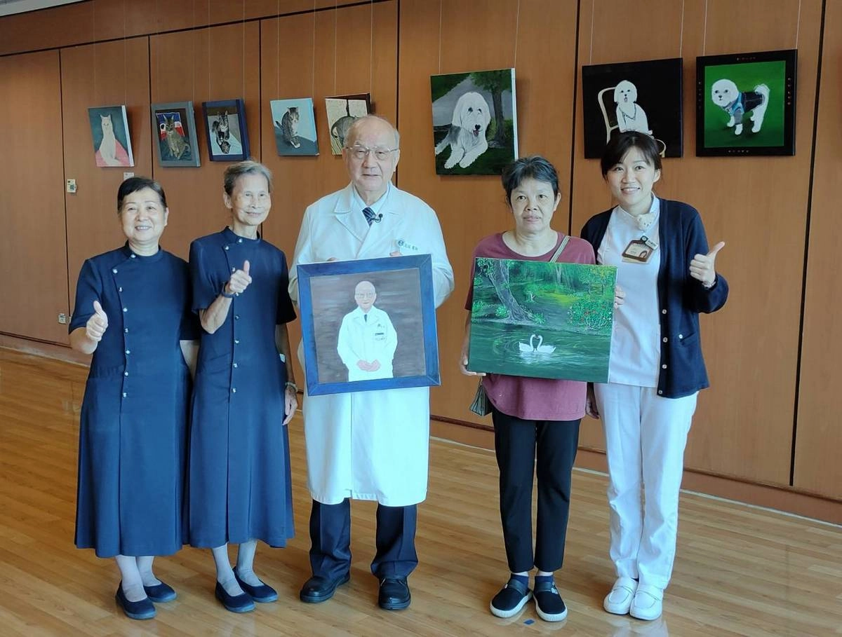 孫金玉師姊贈畫像予黃思誠副院長,表達感恩之情。