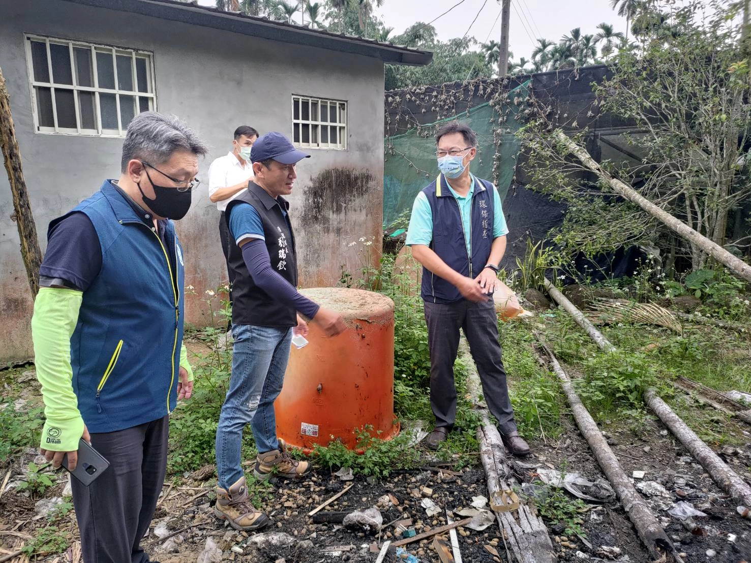 環管署南區環境管理中心石秉鑫主任(左)、梅山鄉清潔隊劉瑞欽隊長(中)及嘉義縣環保局張輝川局長(右)共同清除髒亂點容器