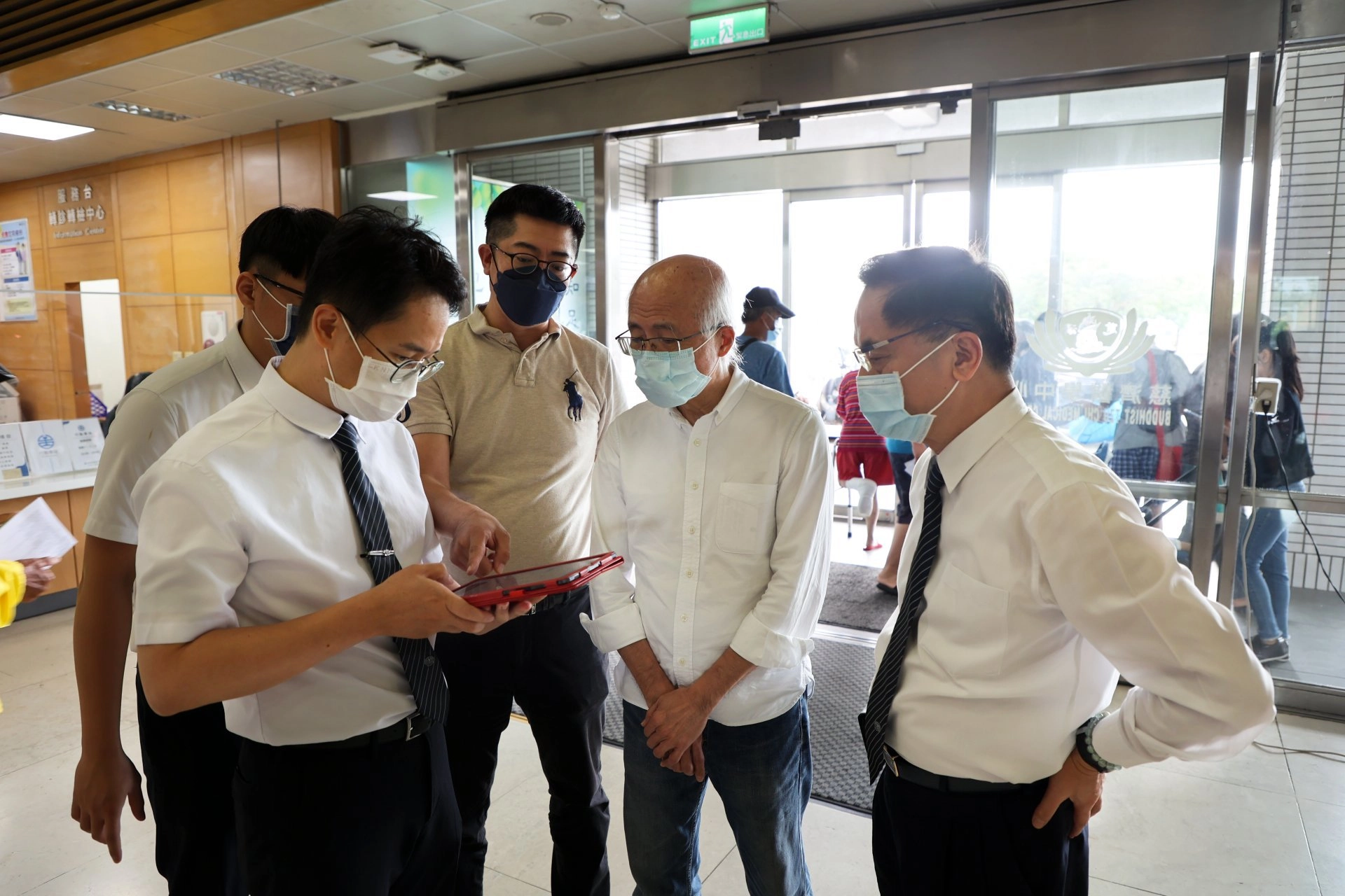 人工智慧醫療創新發展中心專員王志傑現場展示,如何透過智慧型手機應用SIL室內定位技術,讓民眾可以去到院內正確的地方。
