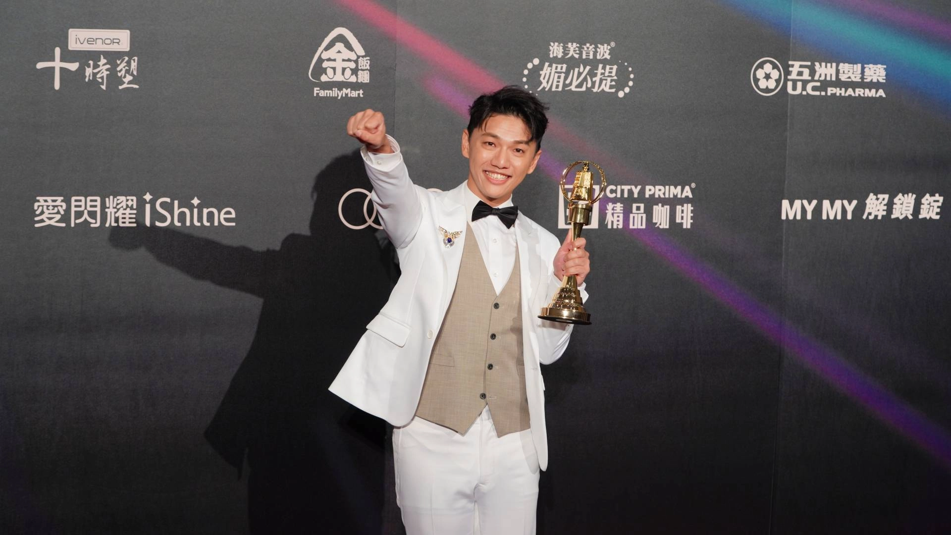 王伯源拿下「兒童少年節目主持人獎」獲獎受訪時泛淚