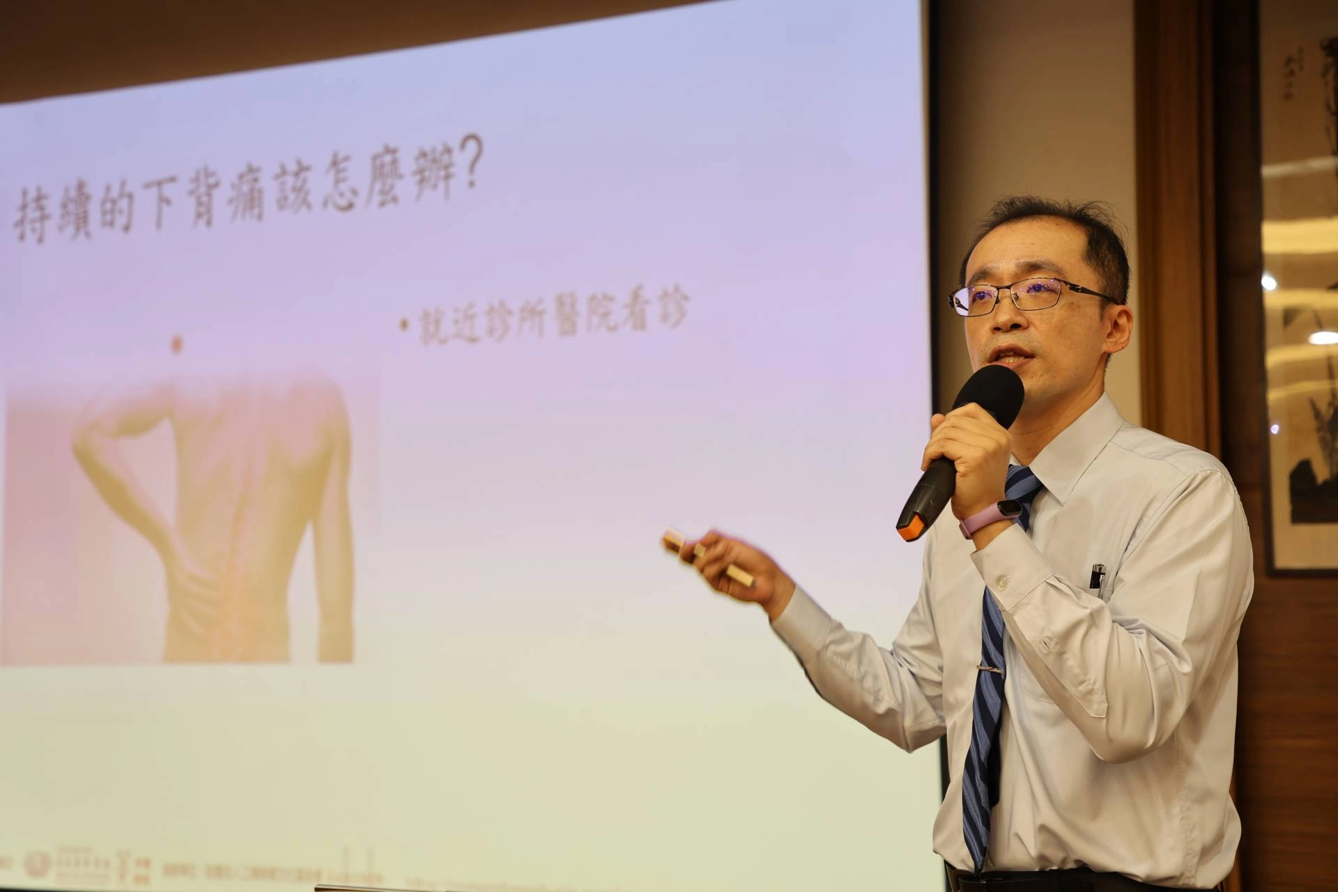 王柏凱主任介紹疼痛科為專門研究及治療各種疼痛狀況的醫學科別,找出病人疼痛背後的真正原因,提供綜合性的治療計畫,包含介入性治療、藥物治療來控制疼痛。