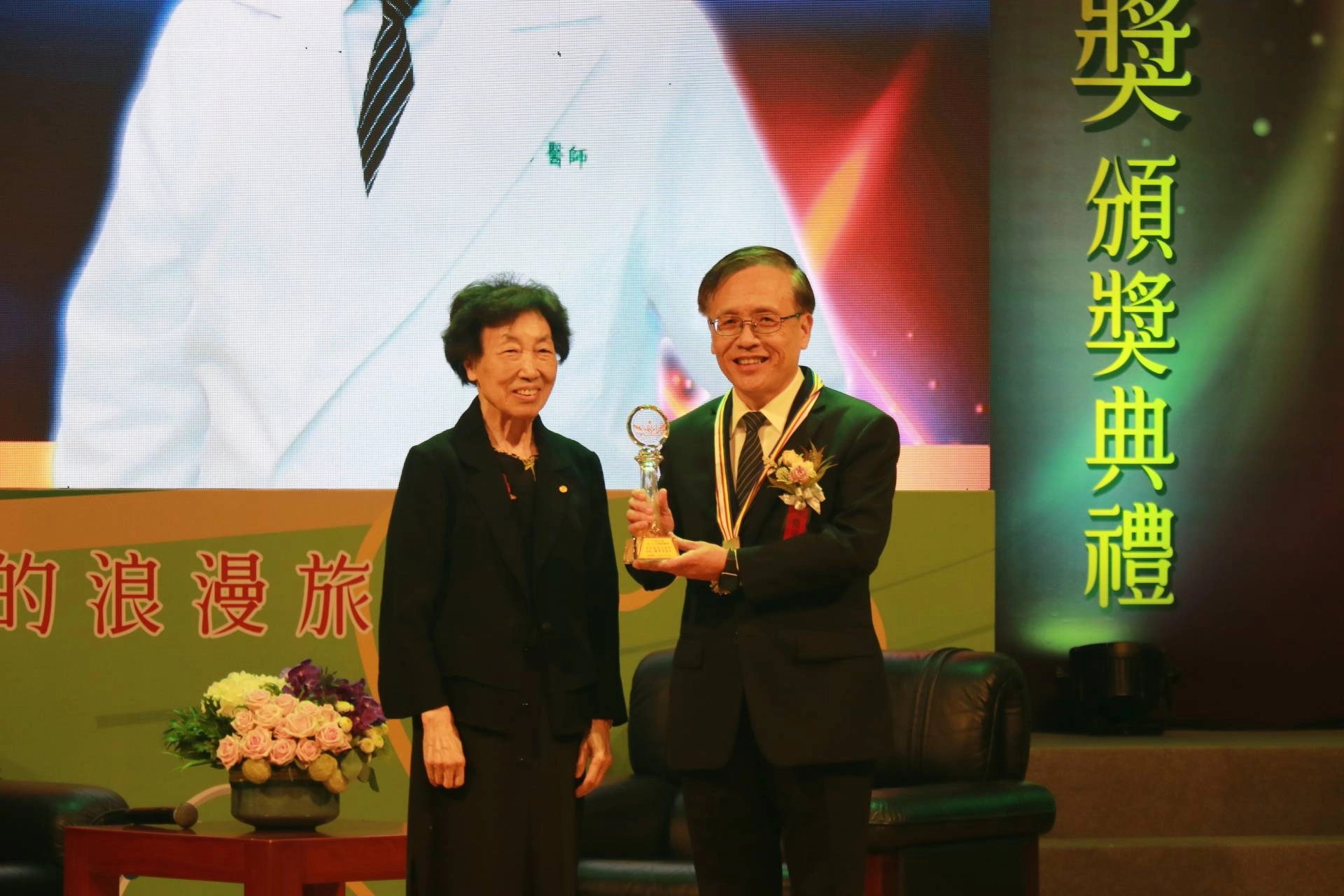 簡守信院長(左)接受中研院院士彭汪嘉康(左)頒獎。