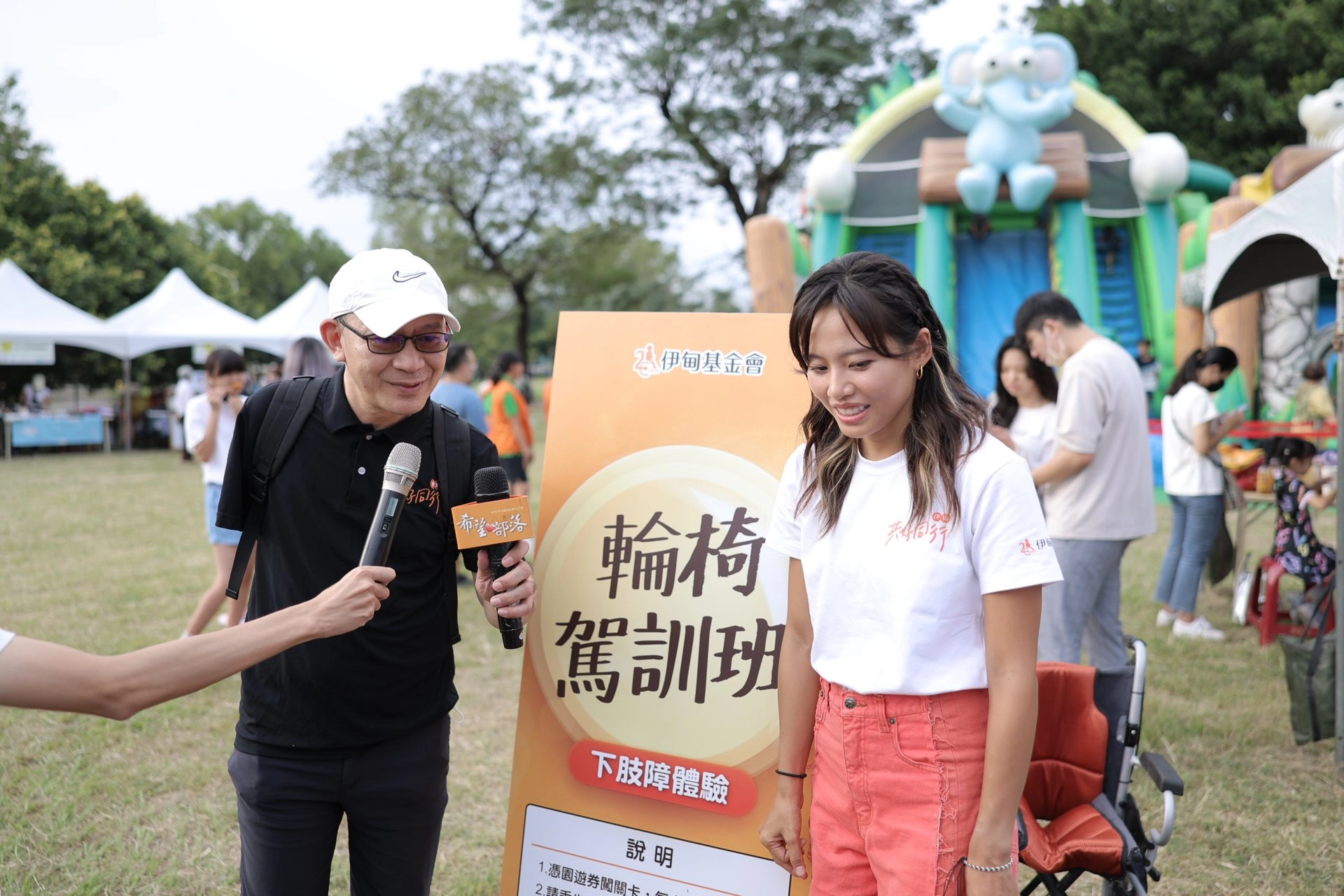 伊甸基金會副執行長林文賓擔任闖關智囊團,向吳汶芳說明駕駛輪椅小撇步