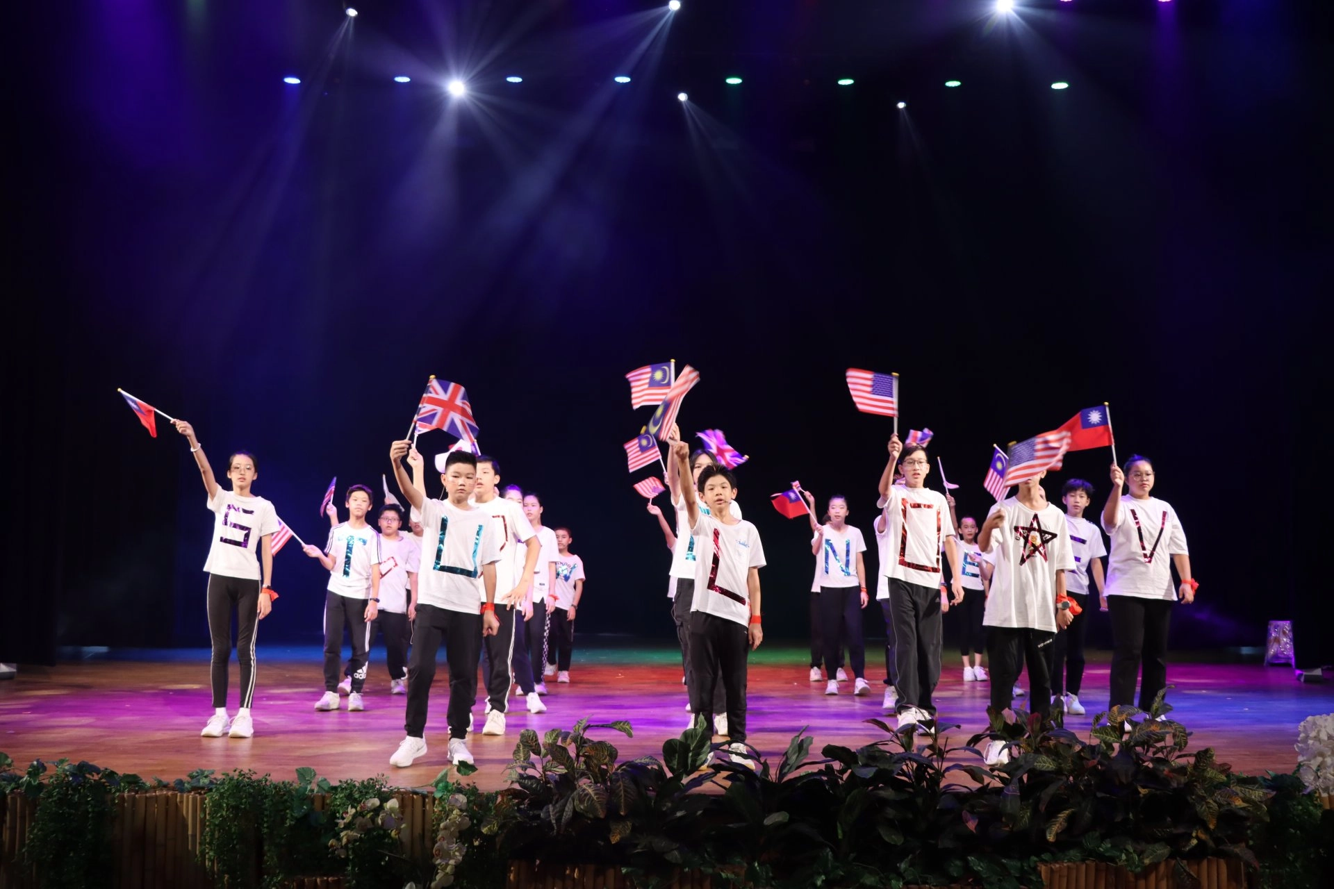 國一善解班以歌曲表達對自由、得勝的想望,並祈求世界和平