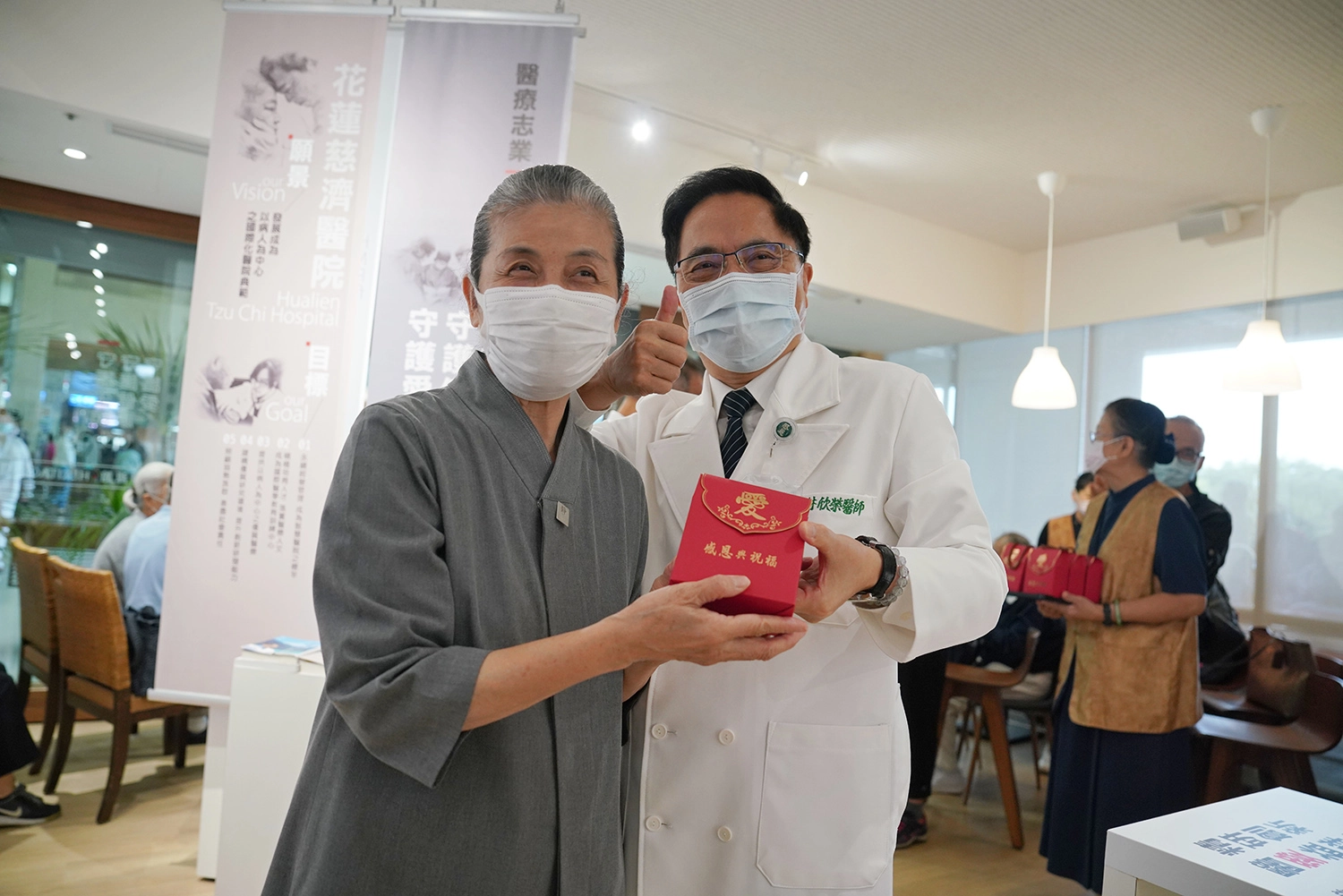 林欣榮院長(右)祝福顏靜曦師姊無量壽佛,健康到120歲。