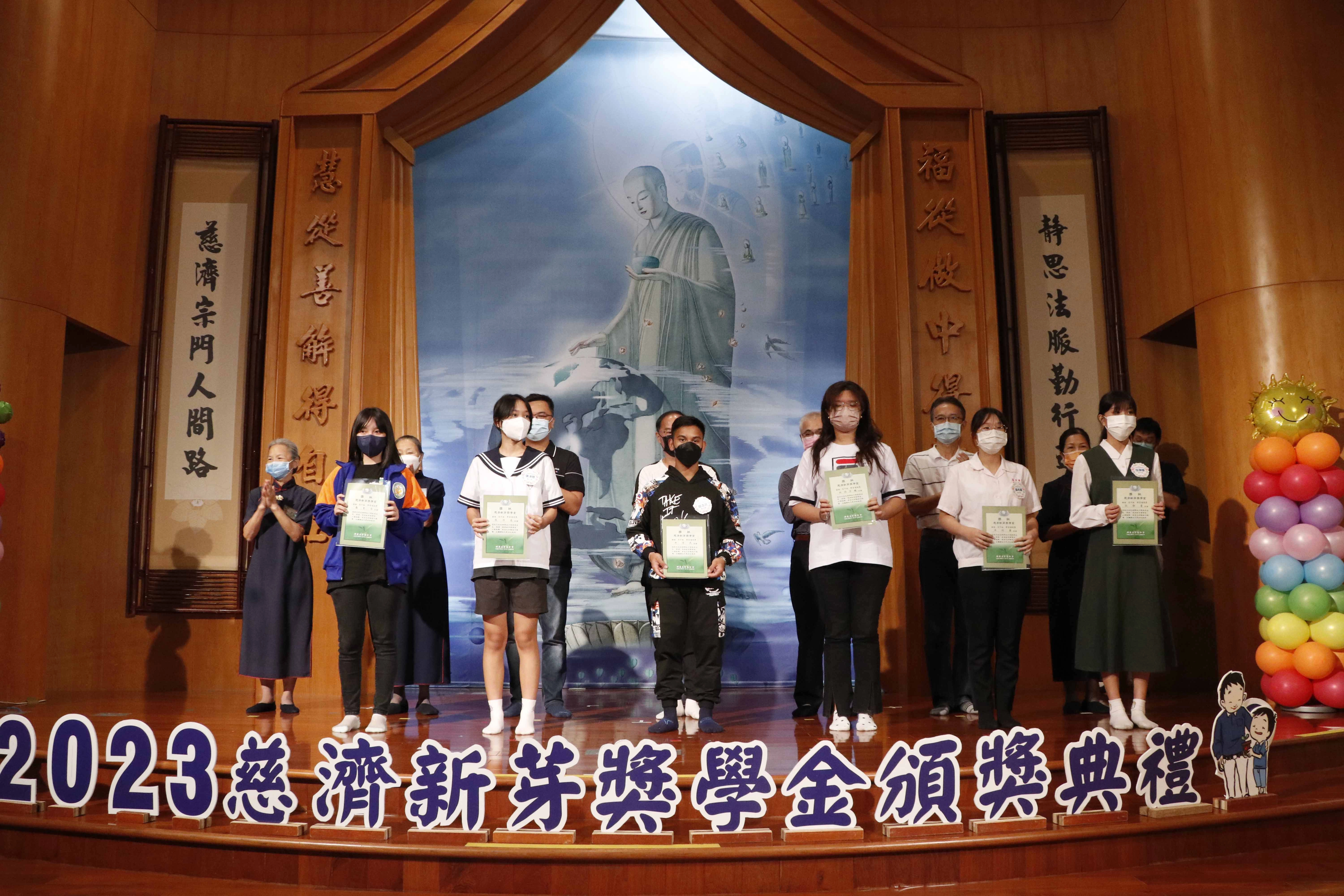 慈濟臺東靜思堂10月22日舉辦新芽獎學金頒獎典禮,獲獎者上臺接受大家祝福。