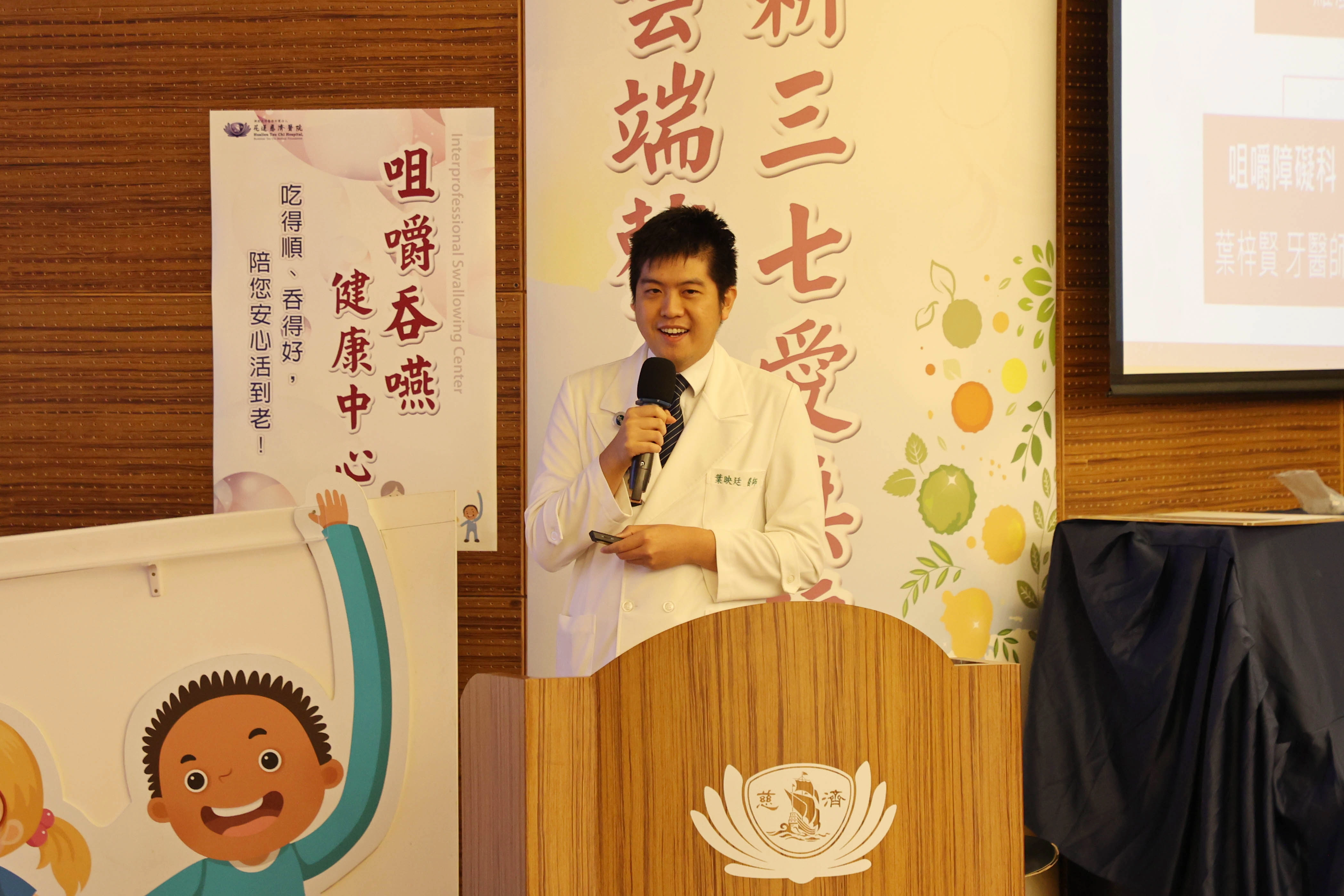 吞嚥障礙科主任葉映廷提醒,民眾若是出現吞嚥時疼痛、吞嚥後喉嚨仍有異物感、咳嗽、嗆咳,吃飯時間大幅拉長、或口腔留有食物、腐肉惡臭,都是吞嚥障礙症狀,都可以到花蓮慈院復健部吞嚥障礙特別門診評估,找出原因。