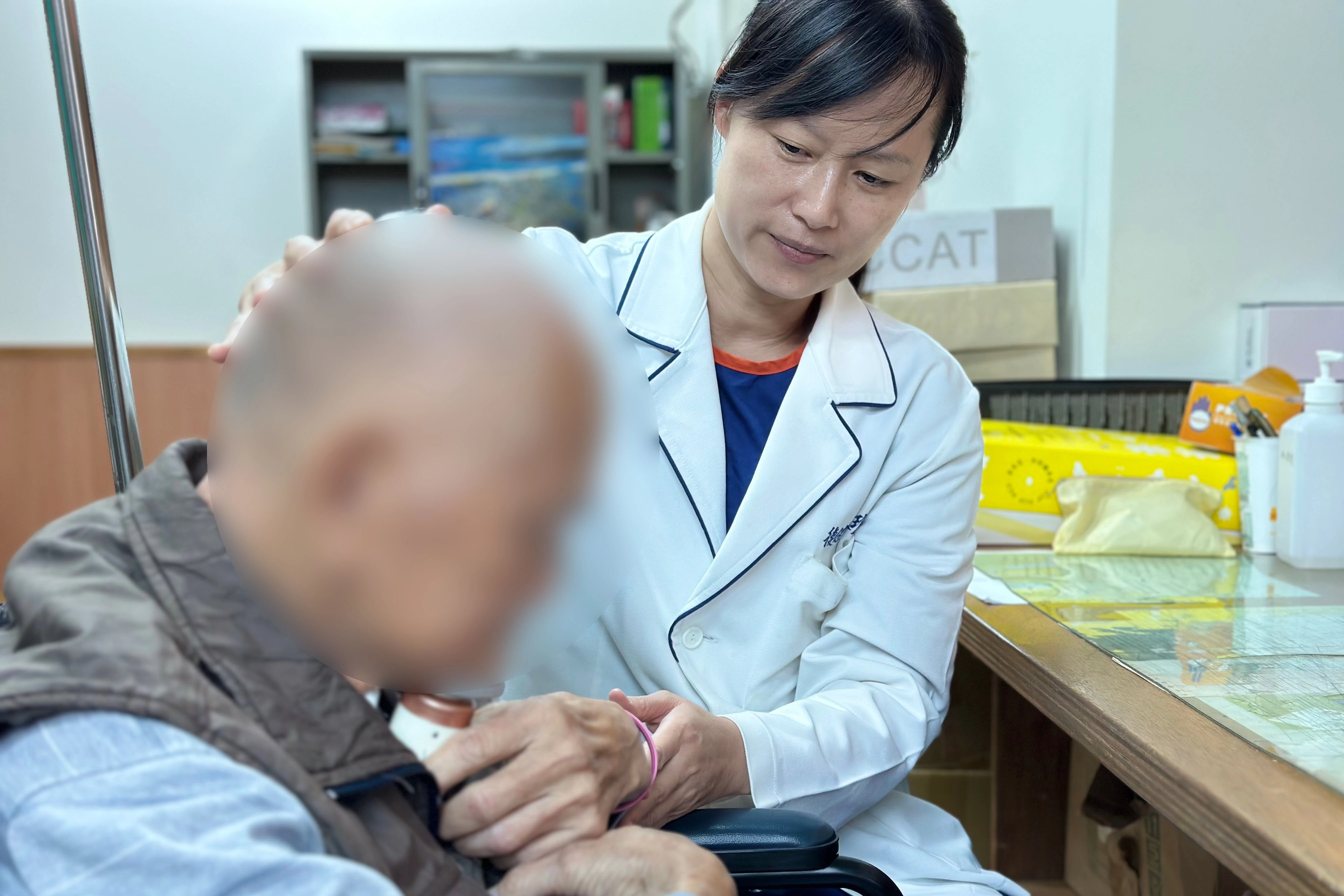 語言治療師林秋珍,帶領病人做吞嚥肌群運動。