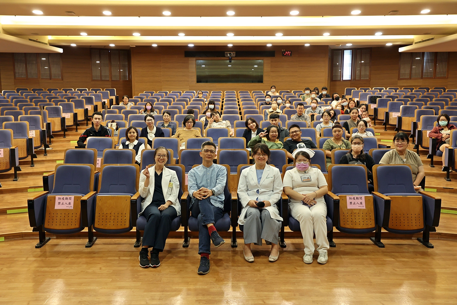 花蓮慈院婦產部十月二十日舉辦「爸媽教室」,由婦產部陳盈希醫師與蒙特梭利幼兒指導員大樹老師分享如何抉擇生產方式,以及準新手父母要知道的三件事。