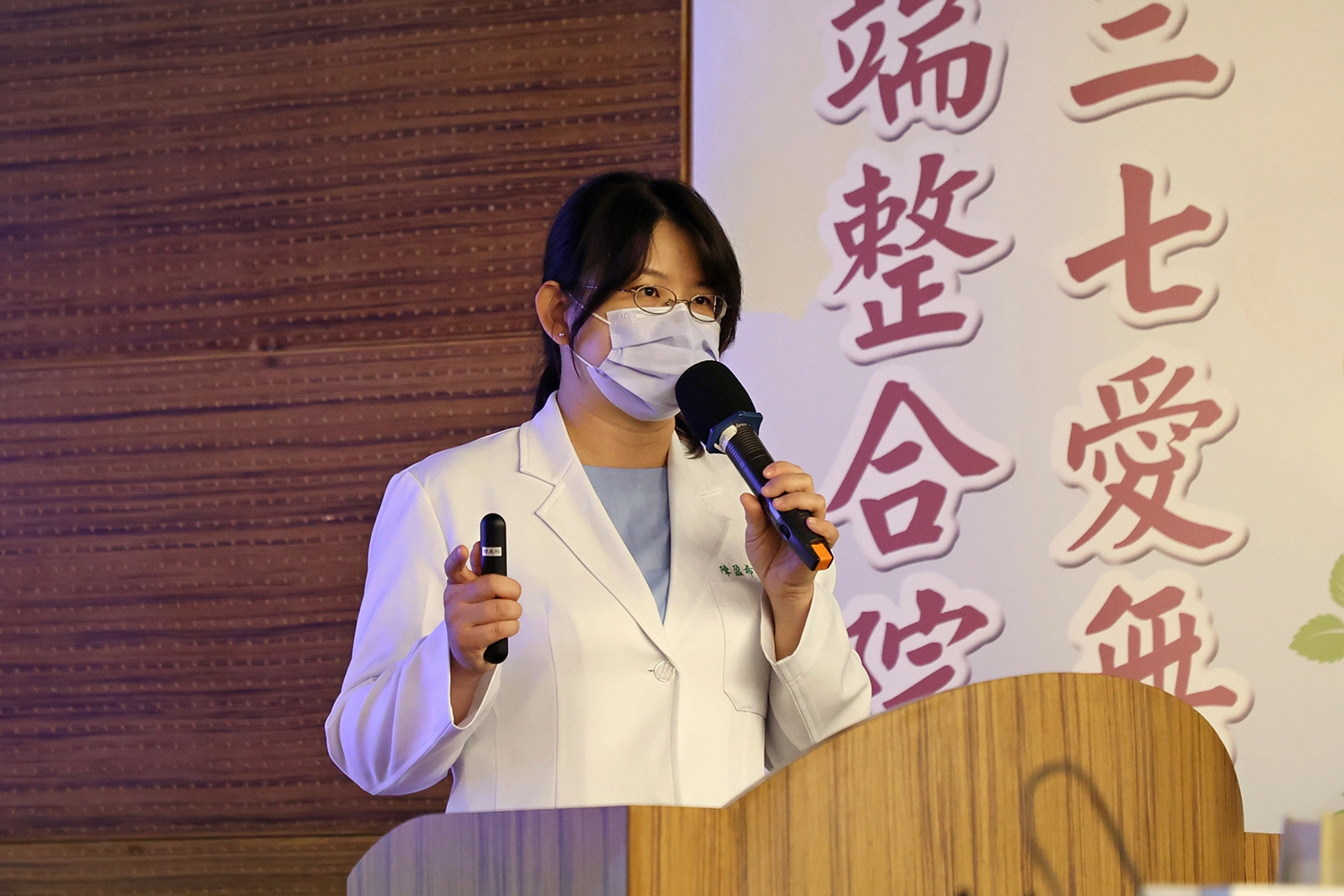陳盈希醫師表示,初產婦在十分鐘內出現二至三次規則陣痛時,或是經產婦在十分鐘內出現一次規則陣痛時,就應就醫待產。