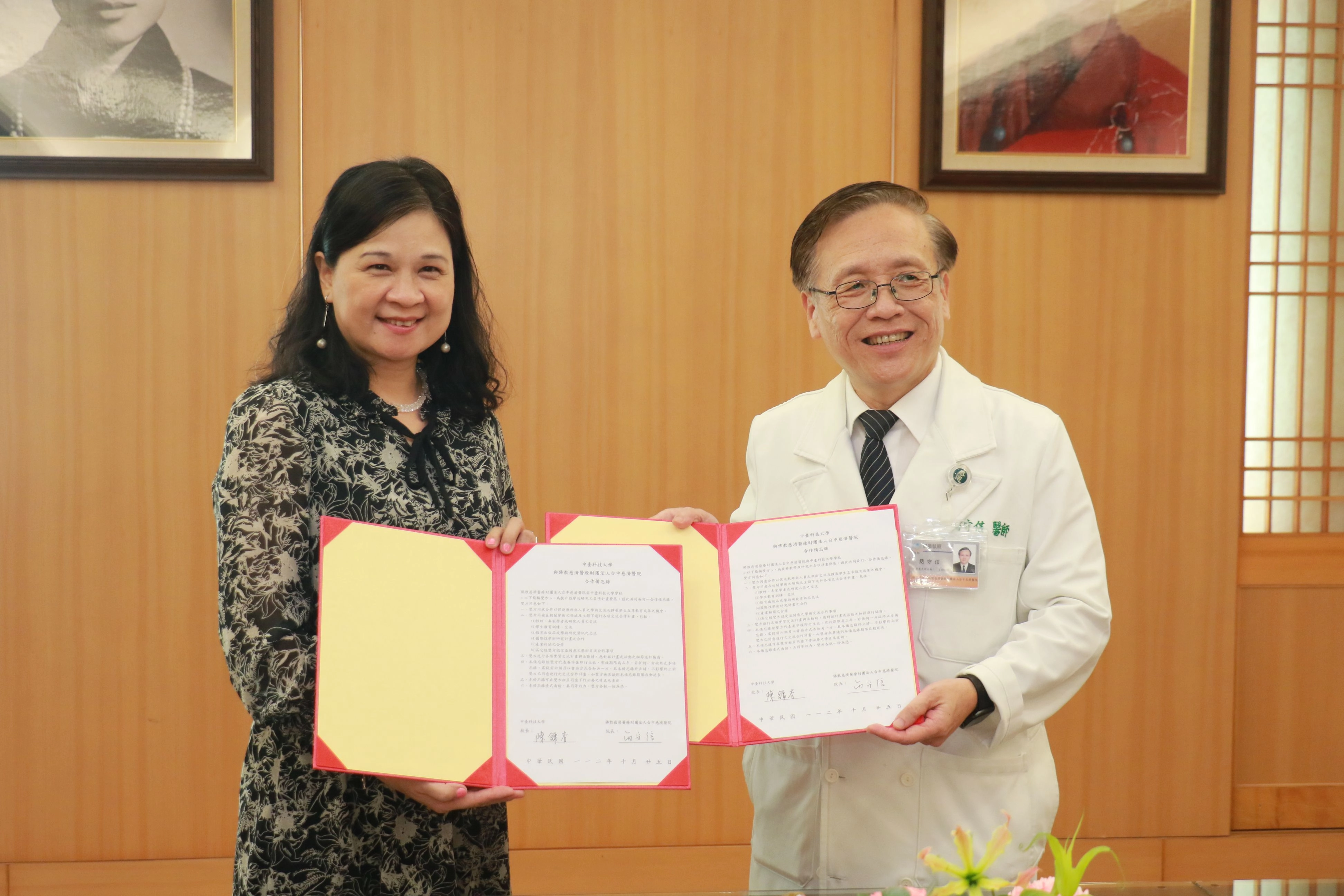 台中慈濟醫院院長簡守信(右)與中臺科技大學校長陳錦杏(左)共同簽署合作備忘錄。